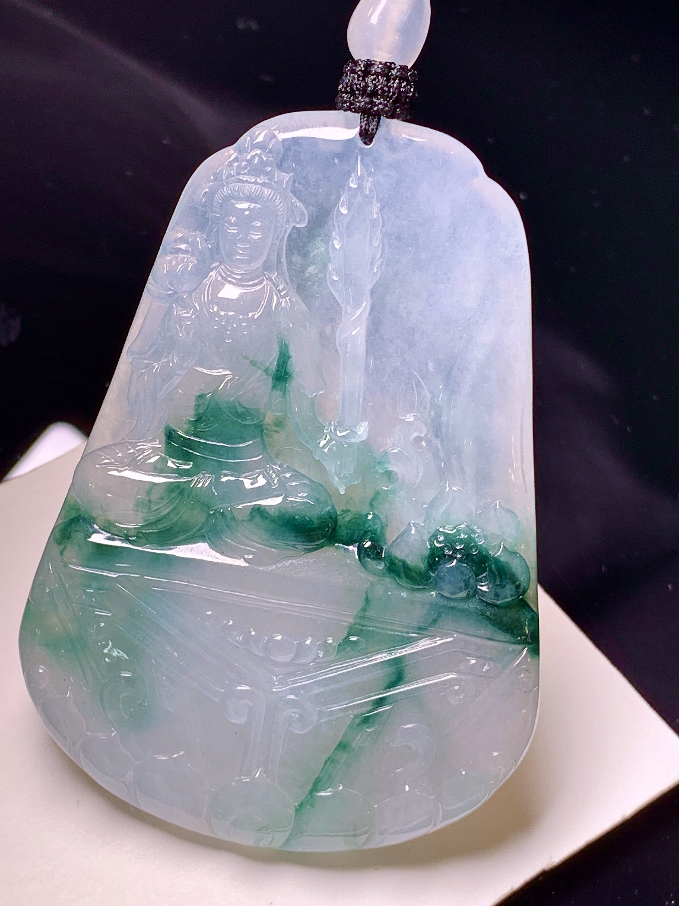 飘绿观音菩萨吊坠 玉质细腻 色泽艳丽清新 水润亮眼 整体尺寸65.5*46.7*5.8 a2