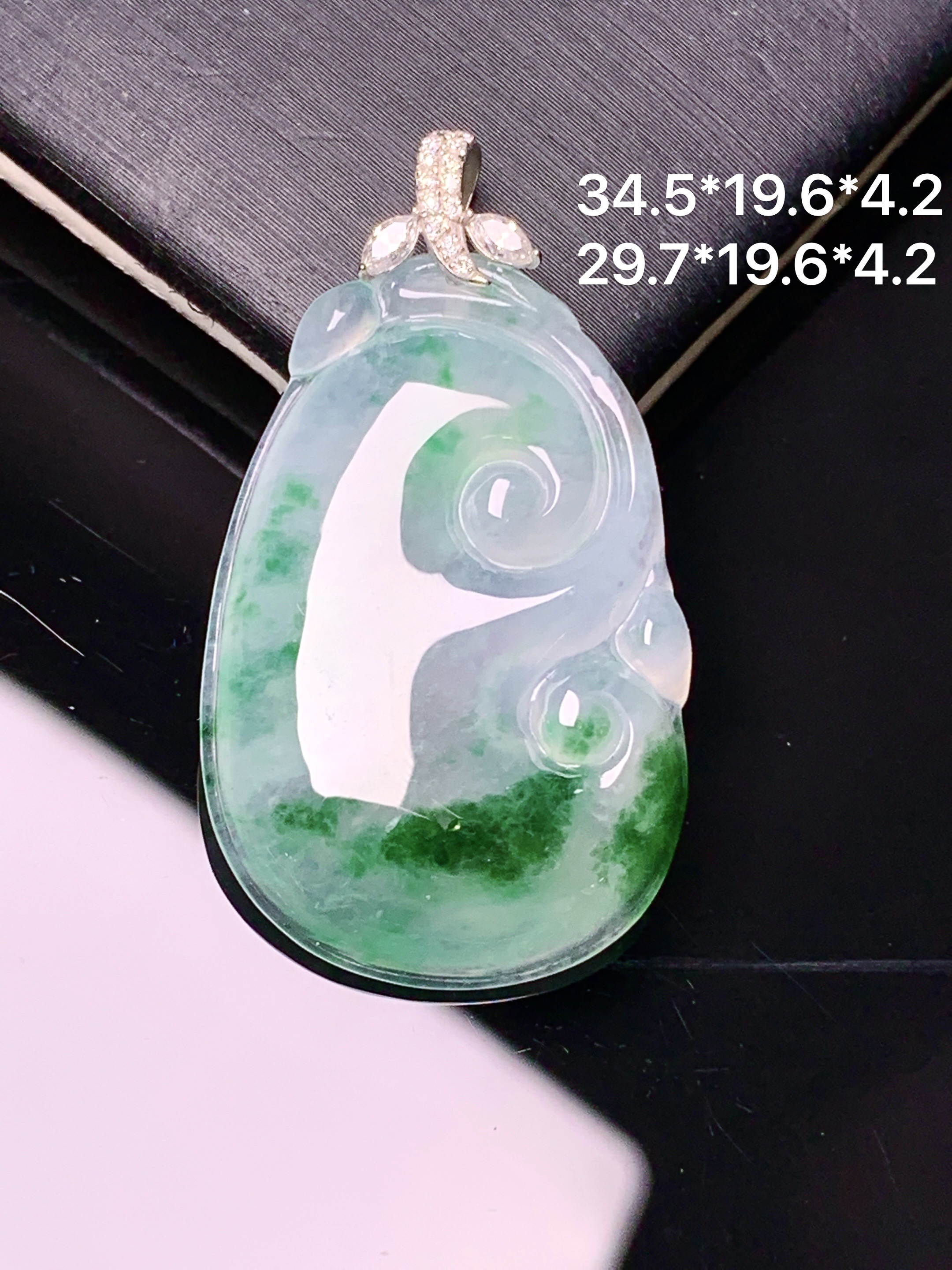 18k金钻镶嵌飘绿如意吊坠 玉质细腻 色泽艳丽清新 水润亮眼 整体尺寸34.5*19.6*4.2 e1