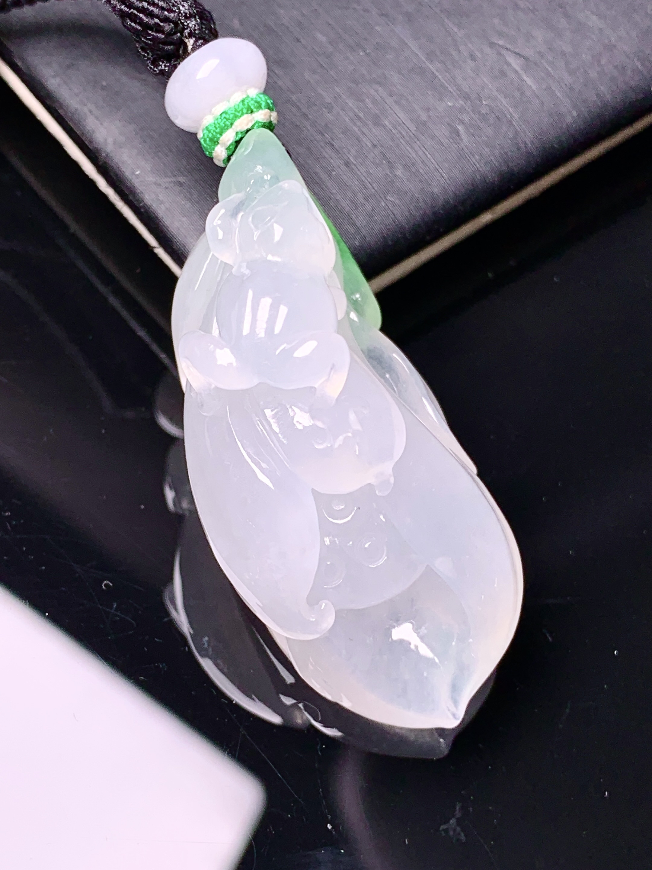 飘绿花蕾吊坠 玉质细腻 色泽艳丽清新 水润亮眼 整体尺寸42*18.2*17.6 a5