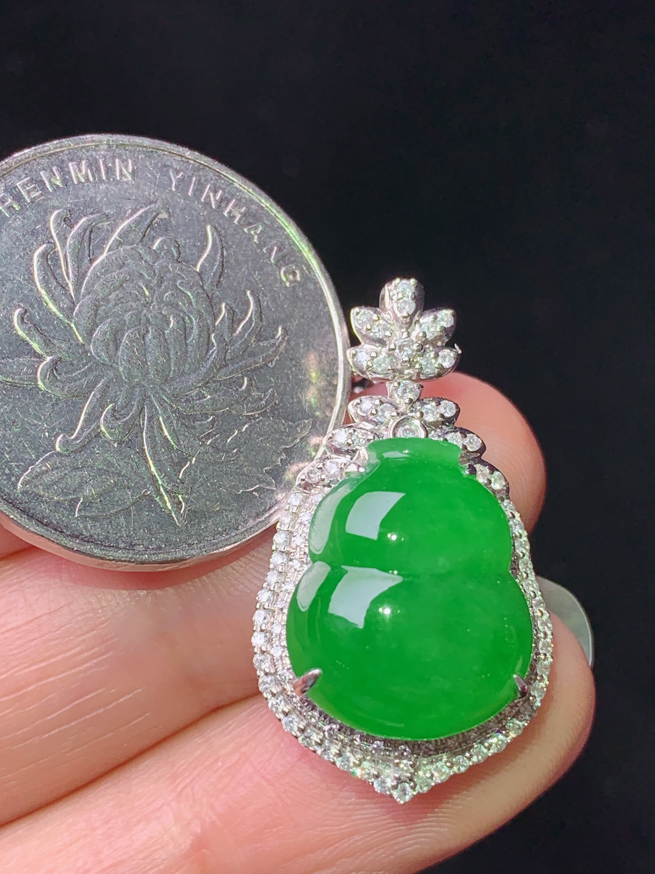 18k金钻镶嵌满绿葫芦吊坠 玉质细腻 色泽艳丽清新 水润亮眼 整体尺寸28.6*16*10.2 L2