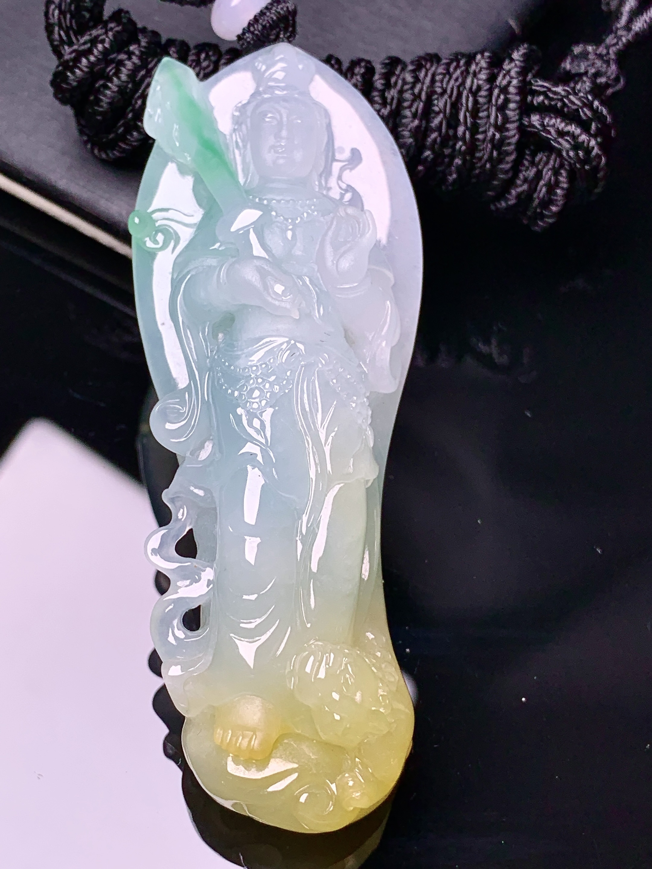 飘黄绿翡度母观音菩萨吊坠 玉质细腻 色泽艳丽清新 水润亮眼 整体尺寸69.5*25.6*11.3 w