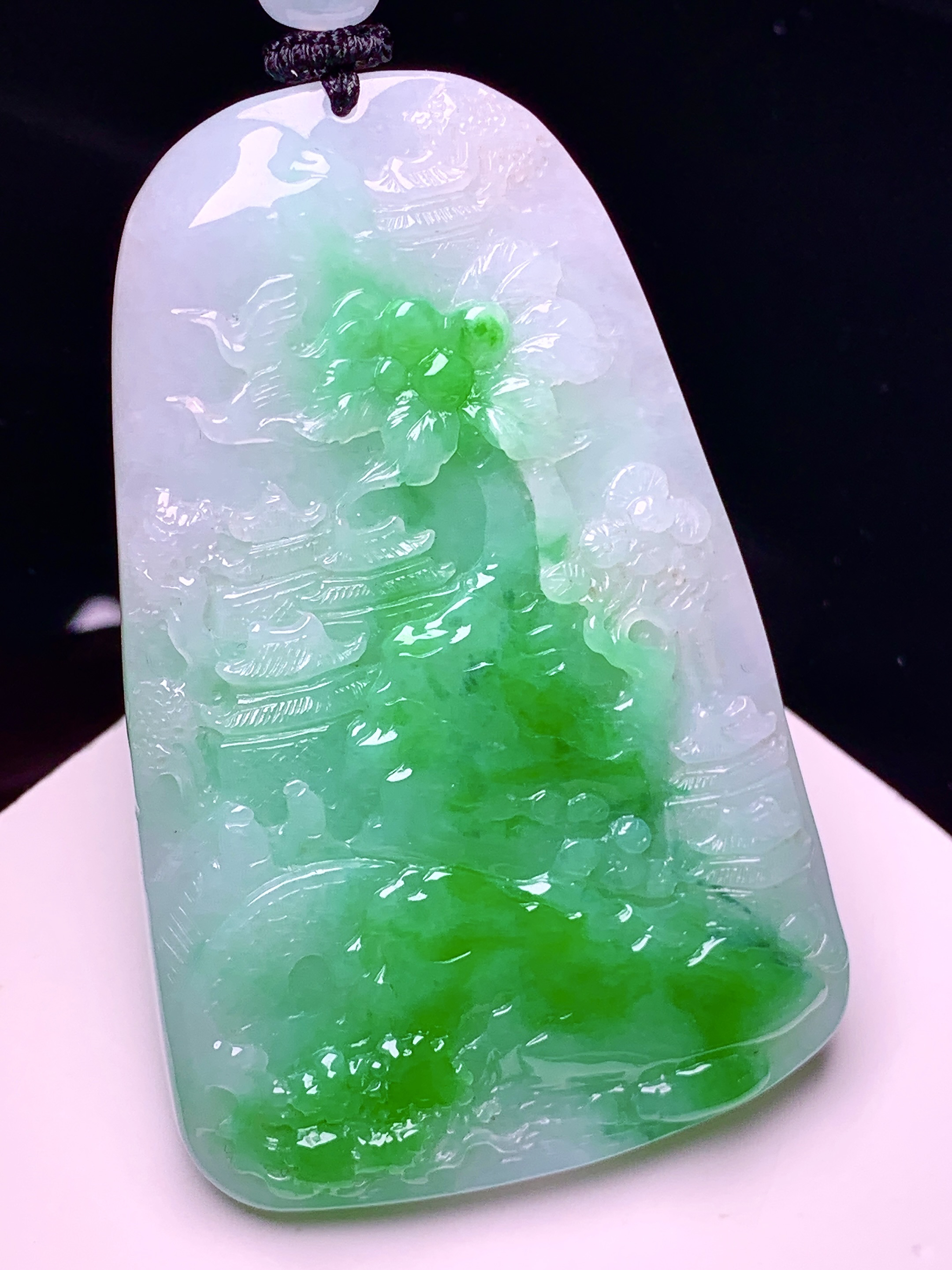 飘绿山水牌子吊坠 玉质细腻 色泽艳丽清新 水润亮眼 整体尺寸65.4*42*8.2 w1