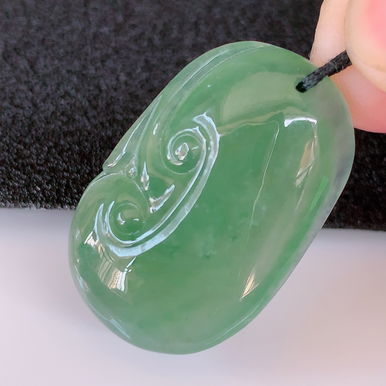 自然光实拍，冰润翡翠如意吊坠，上身效果非常美，饱满大气，工艺美，万事如意，如意一生，#010.2尺寸30.8*20*5.2