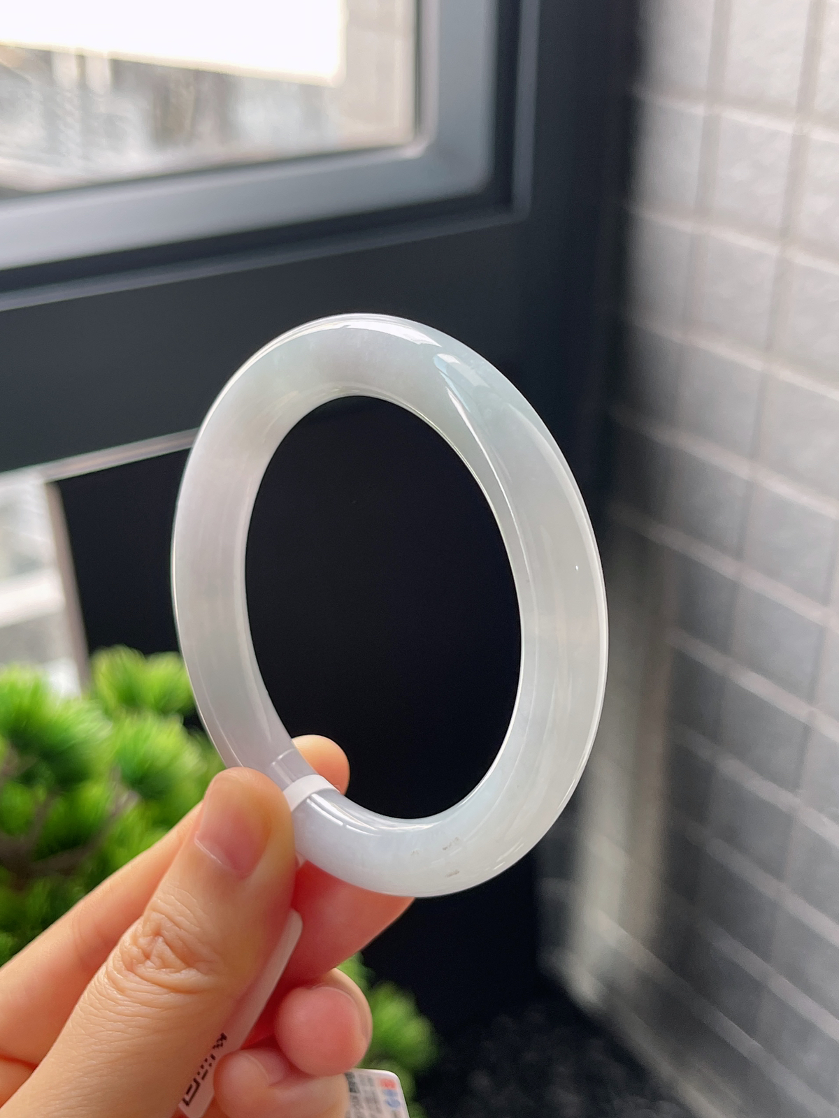 圆镯53圈口，翡翠糯化种淡绿色手镯
