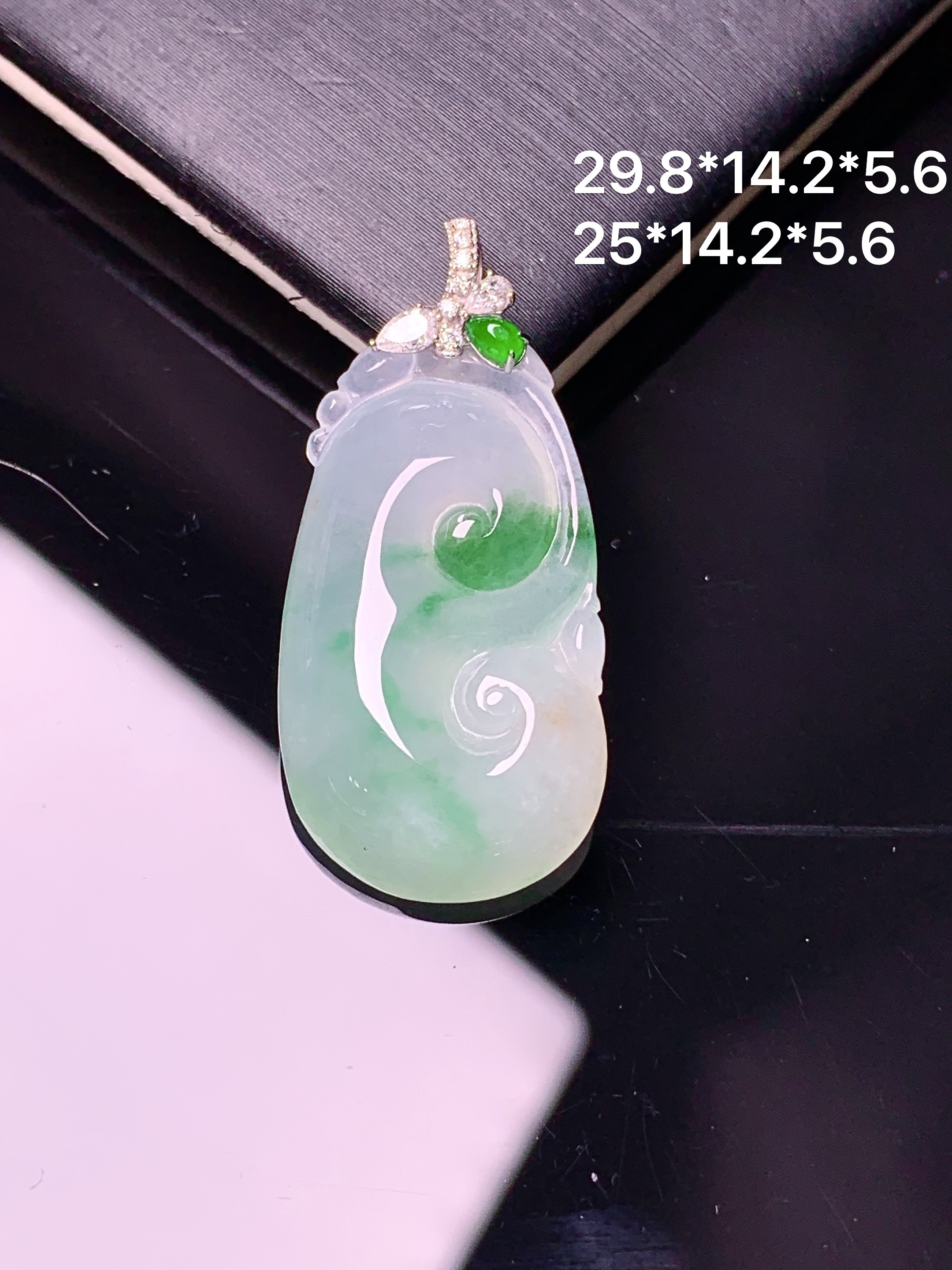 18k金钻镶嵌飘绿如意吊坠 玉质细腻 色泽艳丽清新 水润亮眼 整体尺寸29.8*14.2*5.6 e1