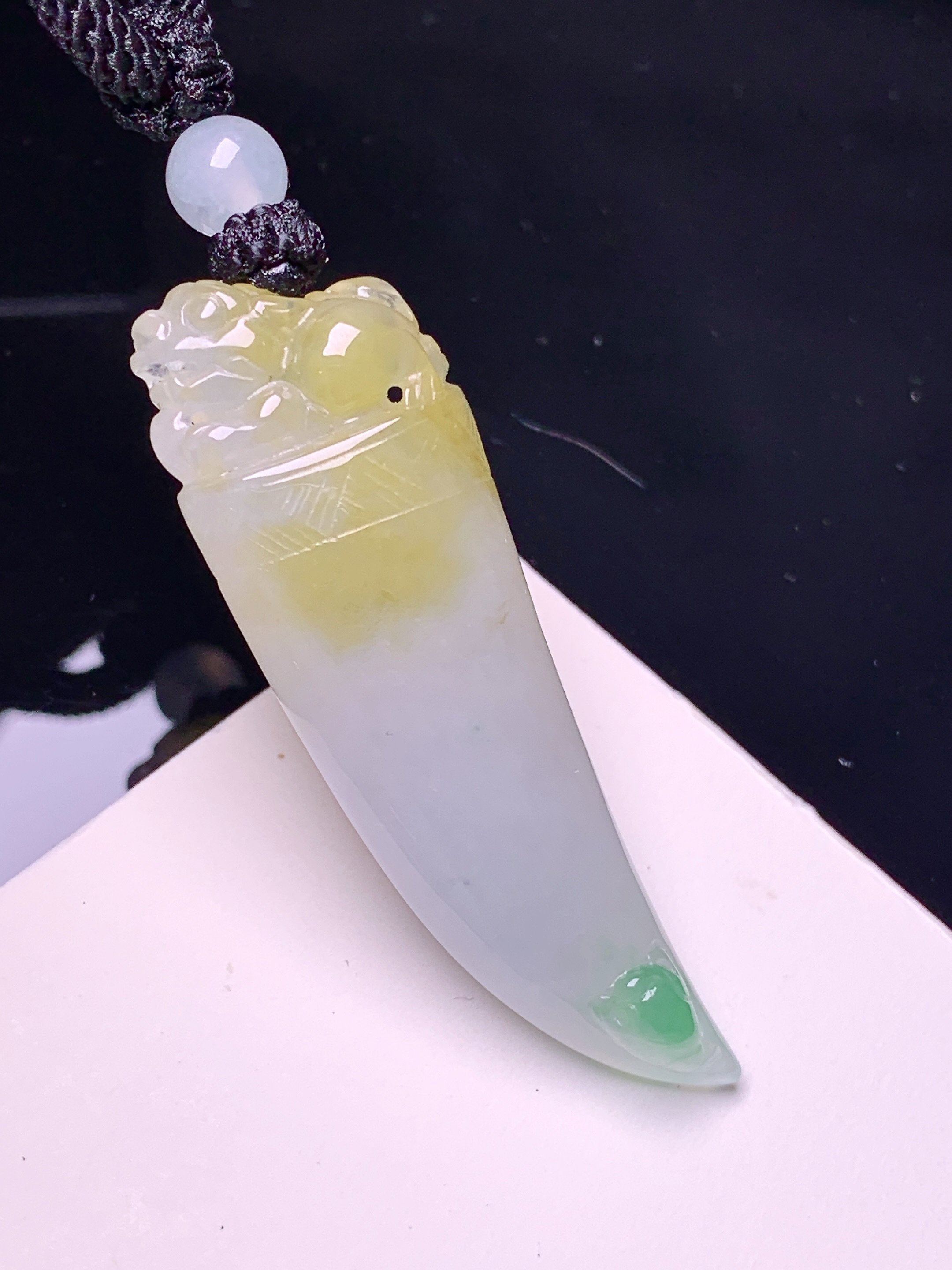 飘黄绿翡狼牙吊坠 玉质细腻 色泽艳丽清新 水润亮眼 整体尺寸45.3*15*9.2 a5