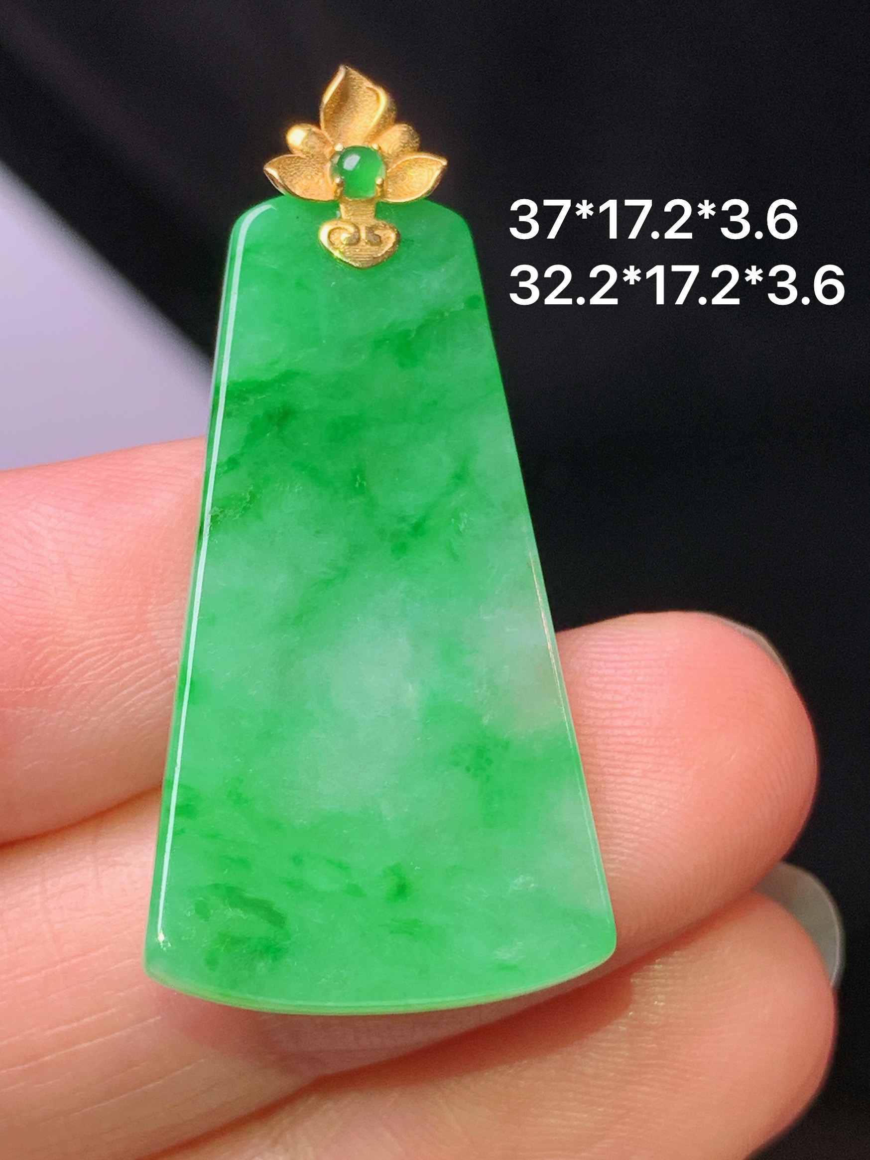 18k金镶嵌阳绿无事牌吊坠 玉质细腻 色泽艳丽清新 水润亮眼 整体尺寸37*17.2*3.6 m1