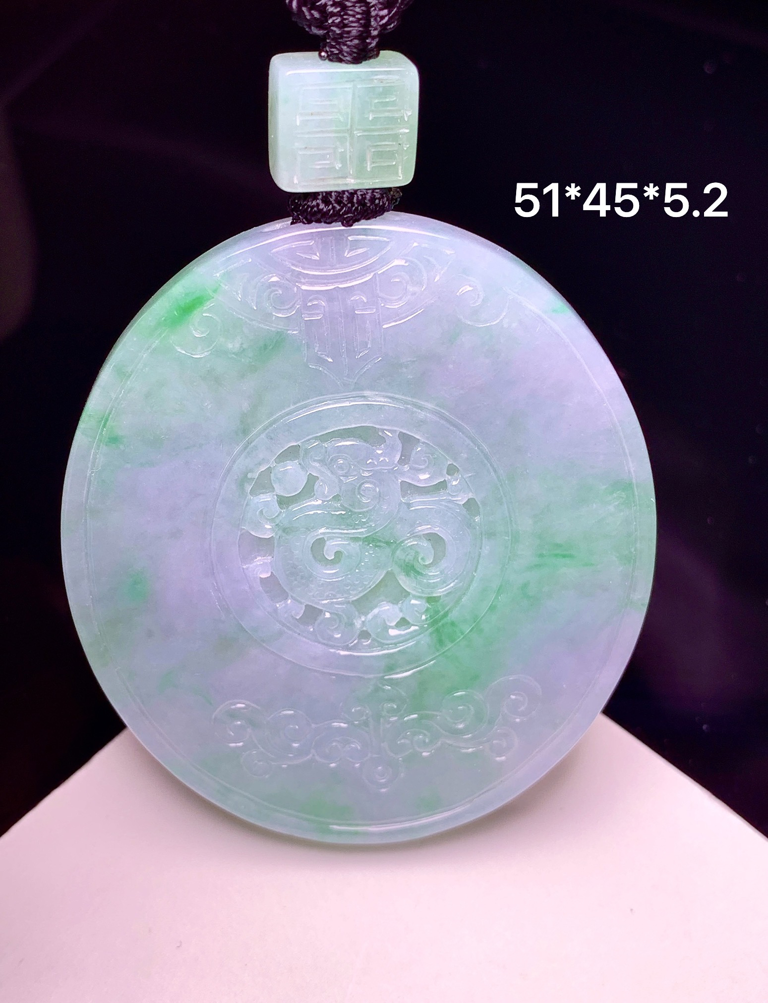 春彩雕花牌吊坠 玉质细腻 色泽艳丽清新 水润亮眼 整体尺寸51*45*5.2 w1