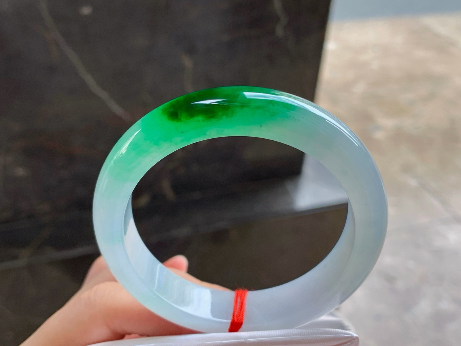 56-13.1-8.6
辣绿色手镯^_^种水足 鲜艳浓郁