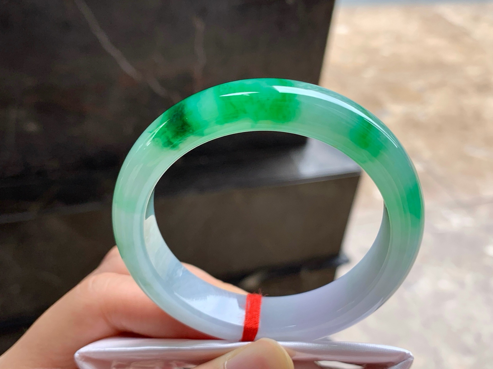 53-12.6-8.2
辣绿色手镯^_^鲜艳 玉质温润