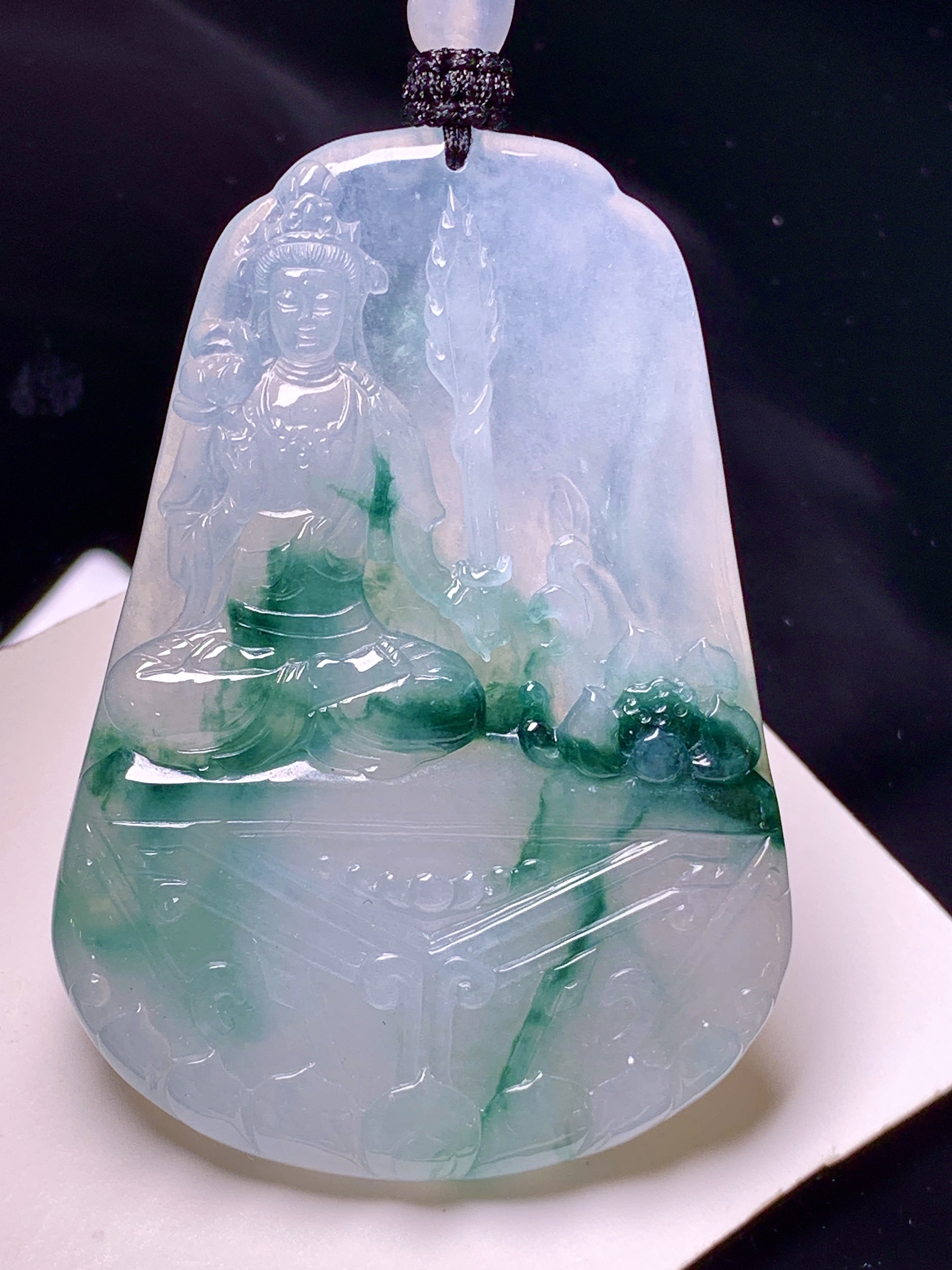飘绿观音菩萨吊坠 玉质细腻 色泽艳丽清新 水润亮眼 整体尺寸65.5*46.7*5.8 a2