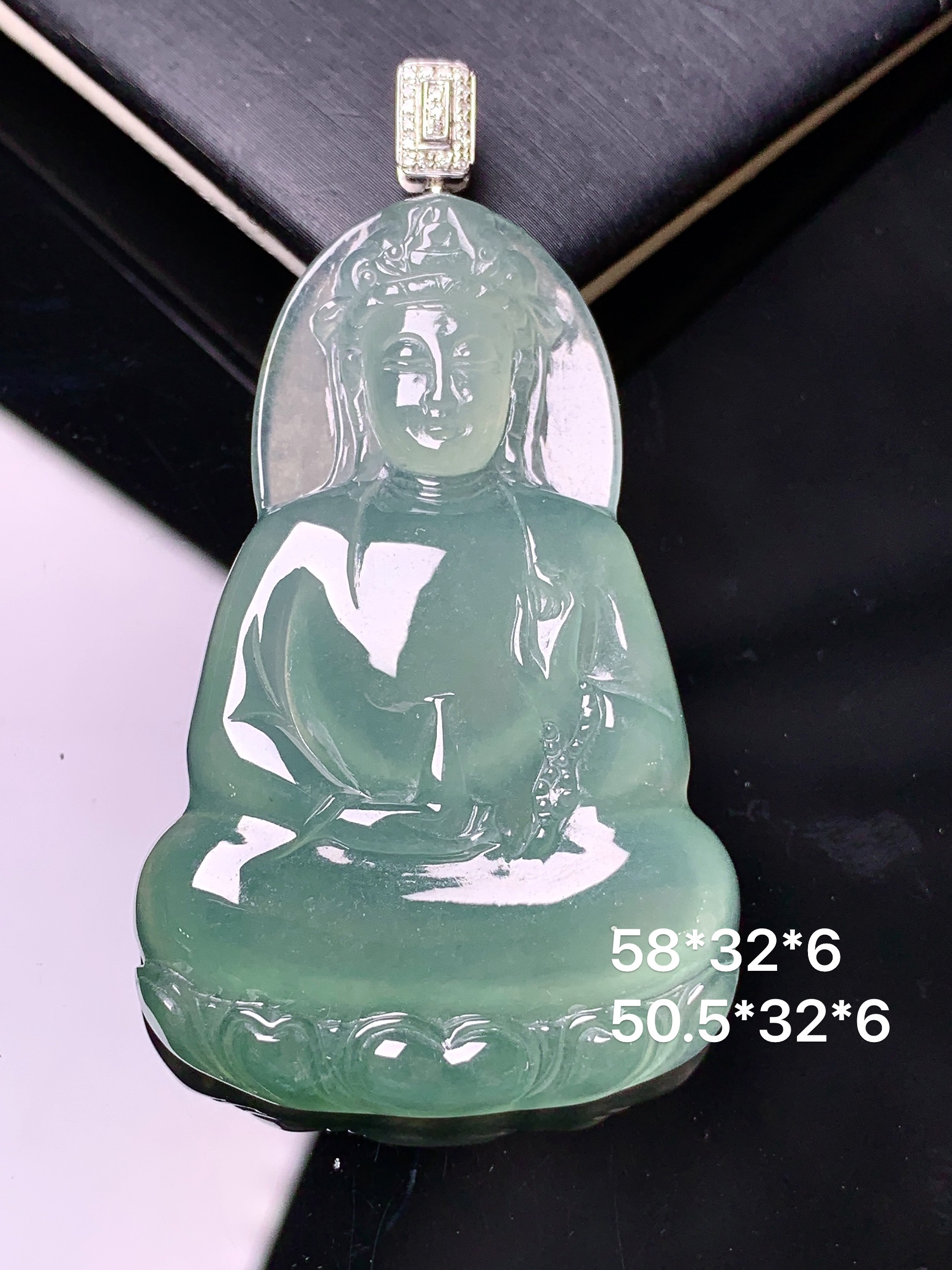 18k金钻镶嵌冰种晴绿观音菩萨吊坠 玉质细腻 色泽艳丽清新 水润亮眼 整体尺寸58*32*6 L1