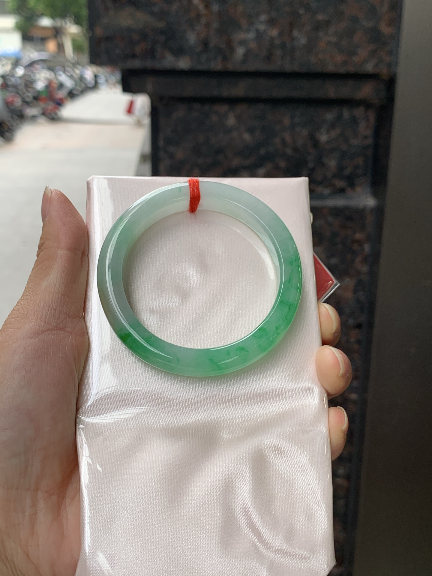 冰黄加绿正圈 0531-N857 打灯细纹，人间富贵黄加绿，它是翡翠中的代表，翡 为黄色，寓意财富，享尊贵，如同初升的太阳，散发着温暖的光芒，翠为绿色，似早春，如同春天的绿叶，充满生机与活力，恰似枯木逢春，象征着希望与繁荣。