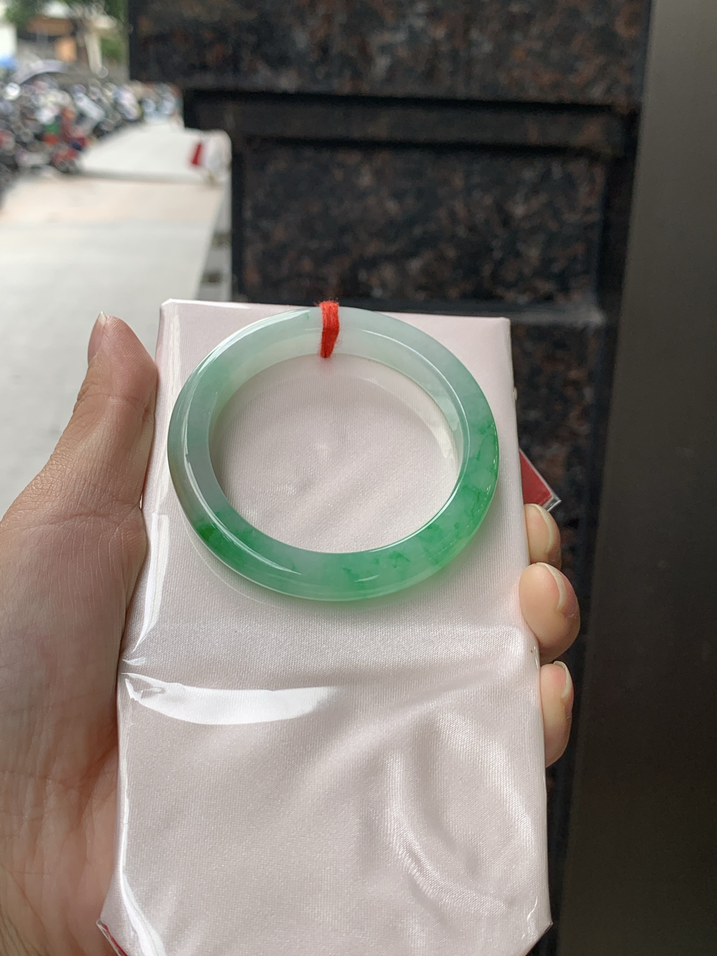 冰黄加绿正圈 0531-N857 打灯细纹，人间富贵黄加绿，它是翡翠中的代表，翡 为黄色，寓意财富，享尊贵，如同初升的太阳，散发着温暖的光芒，翠为绿色，似早春，如同春天的绿叶，充满生机与活力，恰似枯木逢春，象征着希望与繁荣。