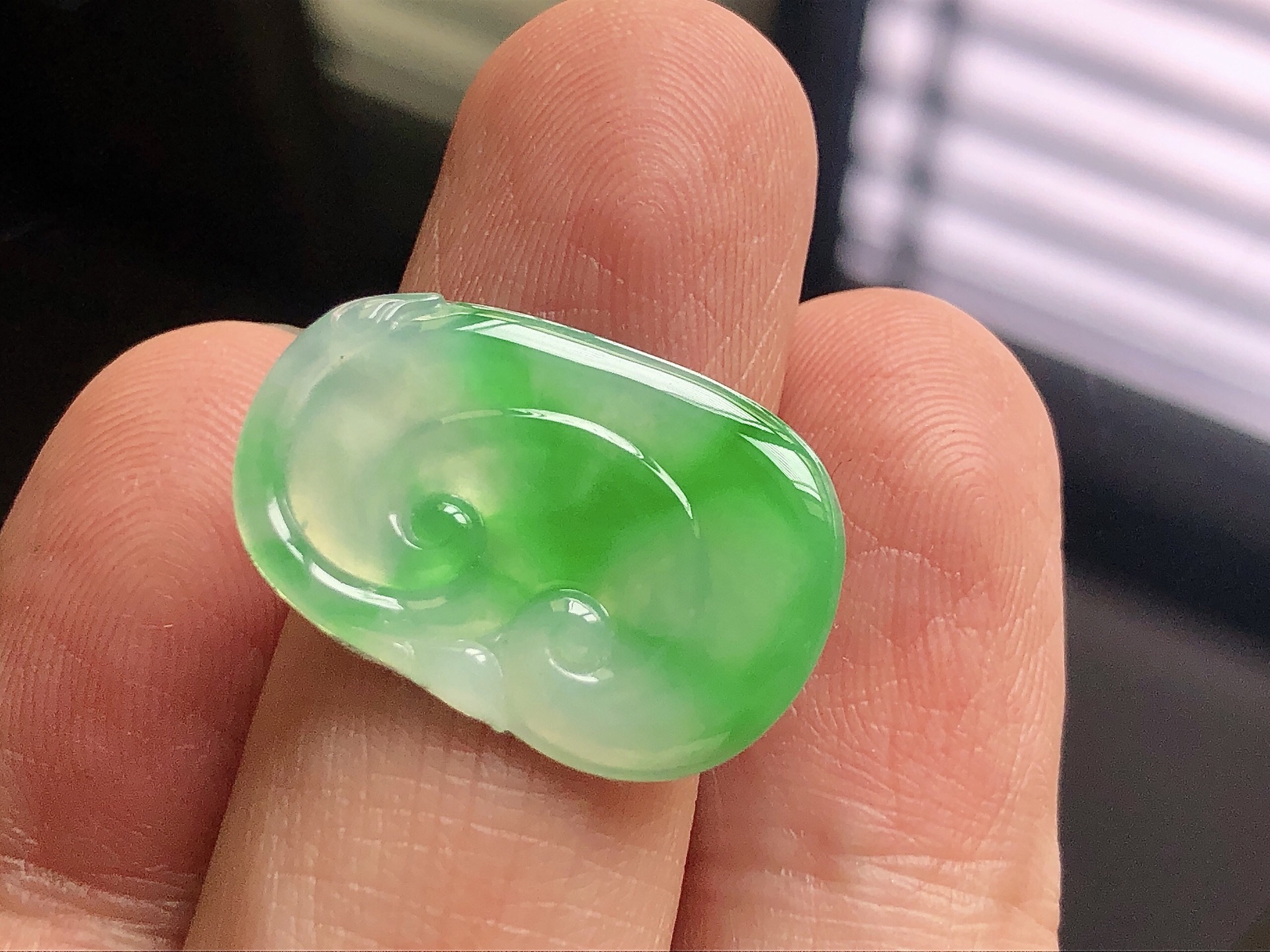 ️ 冰种阳绿如意， 色泽艳阳，通透水润，玉质细腻，夺目迷人，镶嵌效果，品相，无裂，尺寸23.1*15.8*1.8
