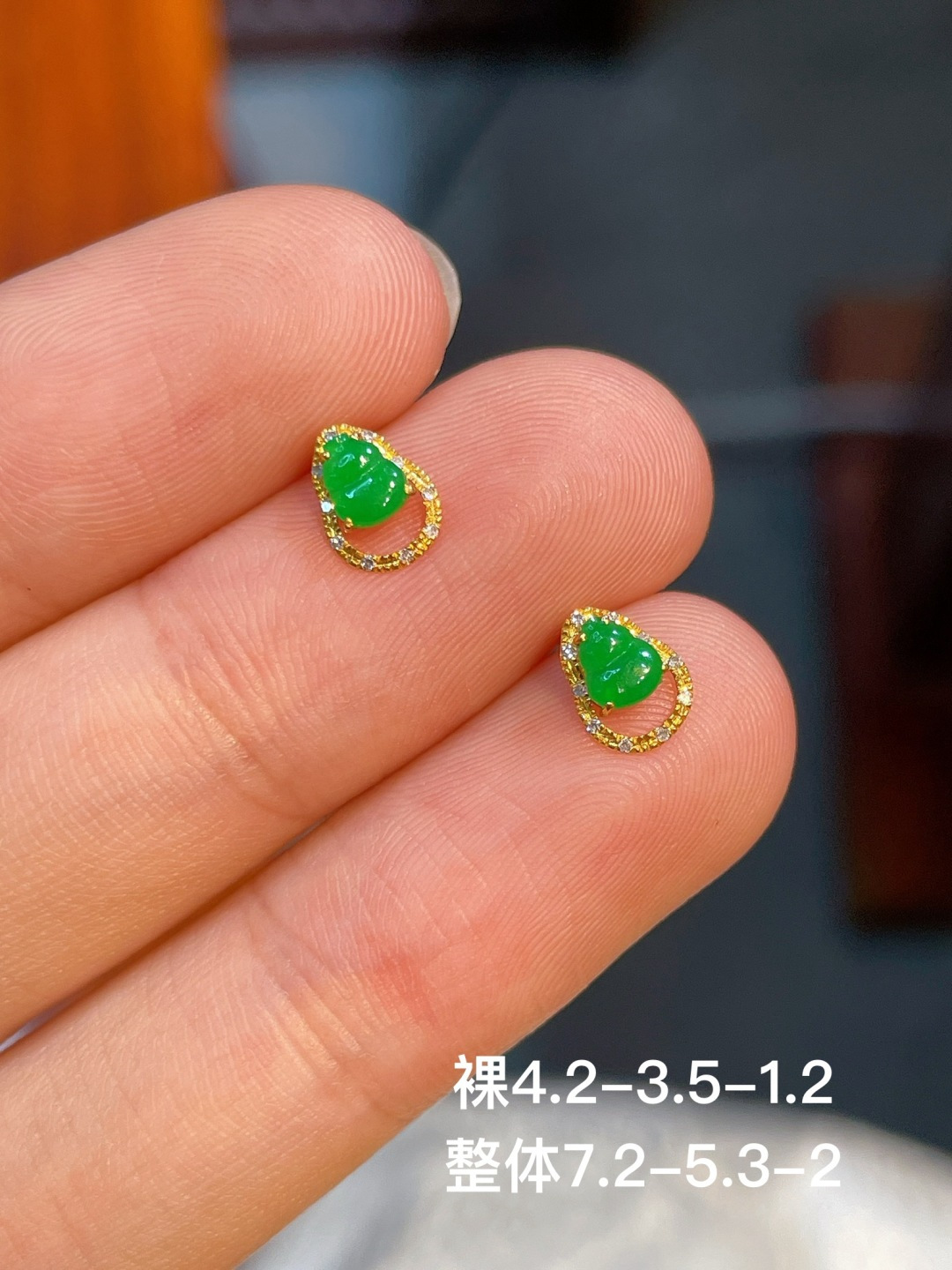 阳绿葫芦耳钉 无裂 18k金镶嵌 强烈推荐，4.2-3.5-1.2