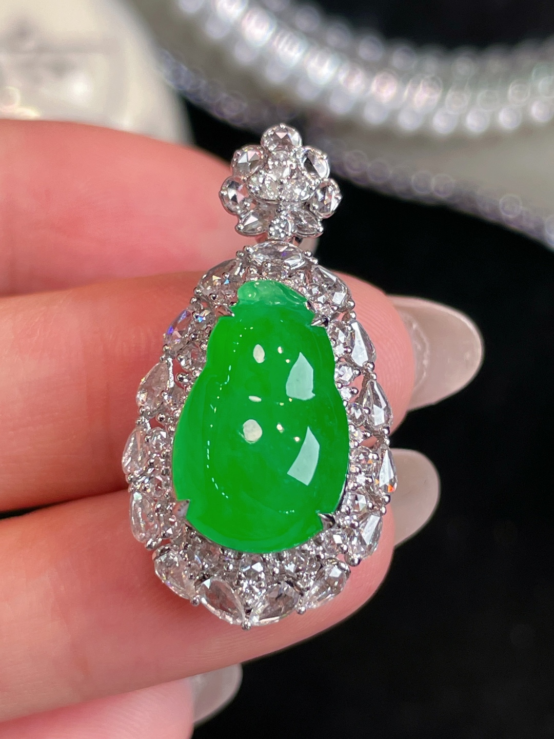 翡翠A货 葫芦吊坠 阳绿满色，料子冰润细腻，种老起光，18k金镶真钻，上身佩戴效果很好 尺寸如图，32.6-17.5-13