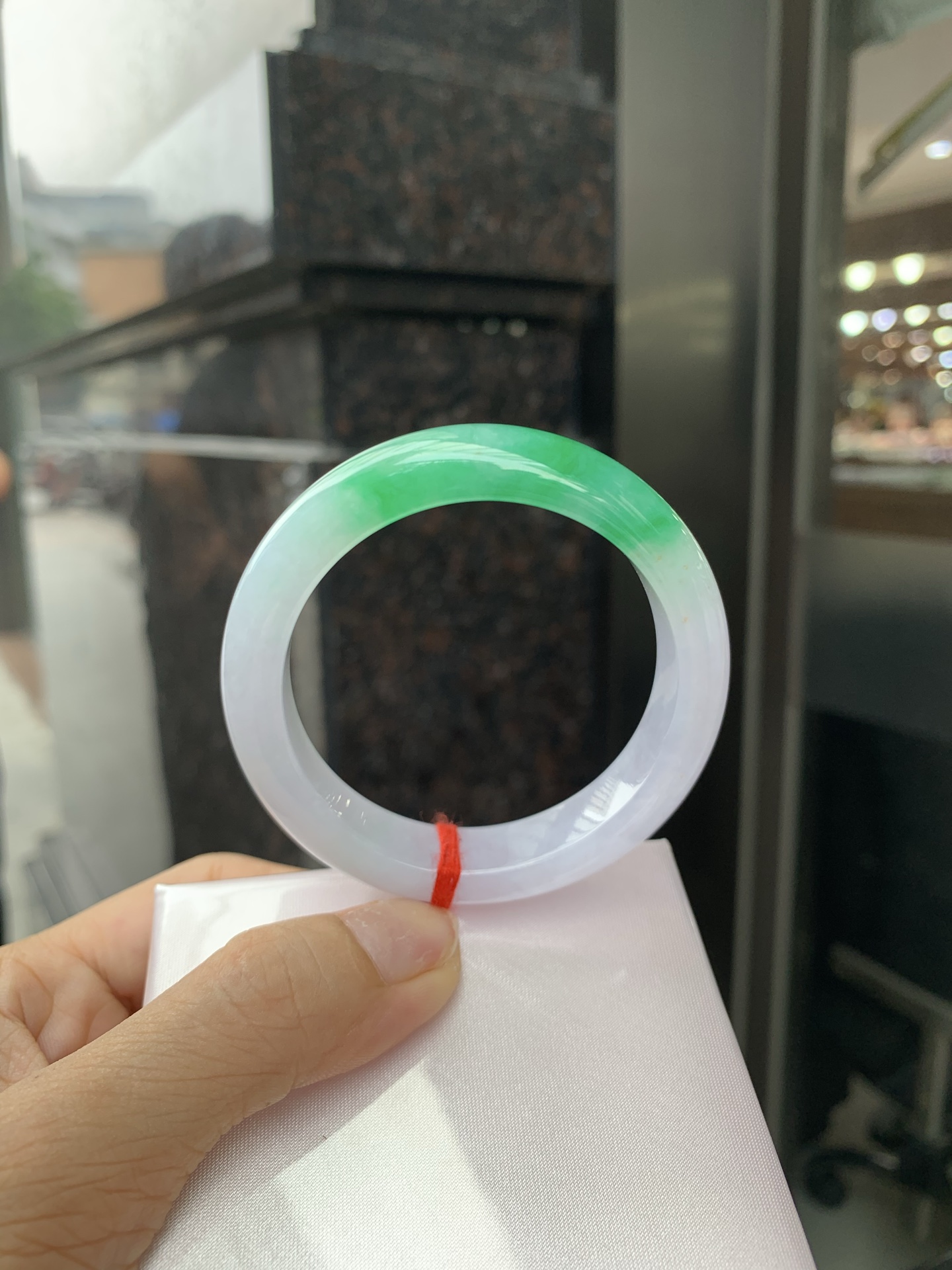 阳绿白底青正圈 51-8-12.3 0531-N864 打灯长纹，底妆冰润，半圈阳绿点缀腕间风华，干净纯净的底色上，一抹翠色肆意流淌，宛如春日里的繁华盛景