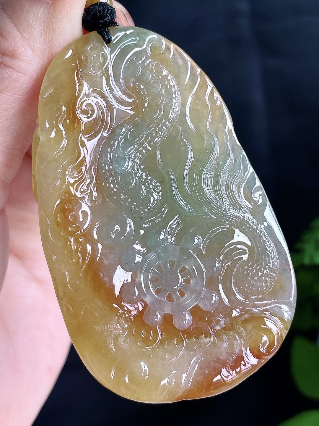 高冰黄翡龙牌飘绿花大龙牌吊坠 说明 缅料  性比高 飘花 尺寸 71.3-45-10.4 重量 52克