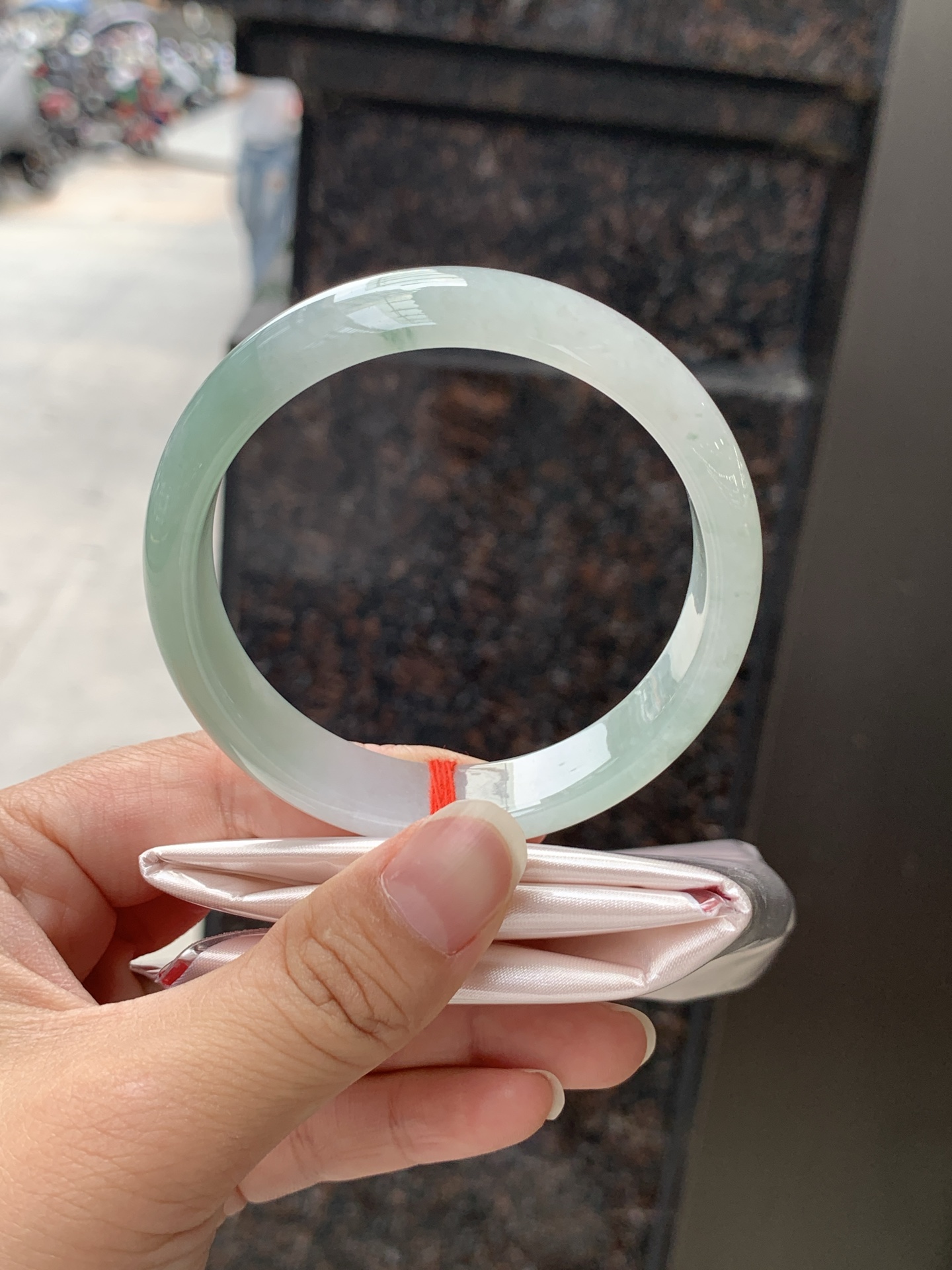 飘花正圈 58.3-14-7.1 0531-N858-1 无裂，底妆水润，蓝花灵动飘逸，勾勒出一幅唯