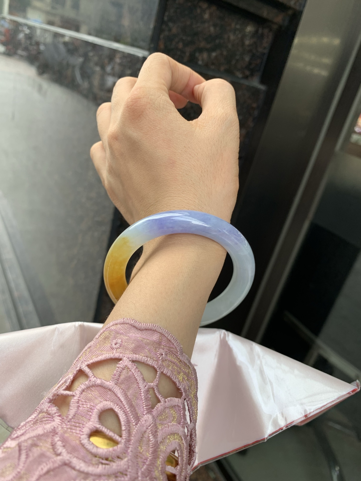 黄加紫福禄圆条 0531-N869 打灯多处细纹，底妆水润细腻，难得一见黄紫双彩福禄特色镯，一眼万年，如命定之约，携富贵之韵，在腕，心安，未来可期