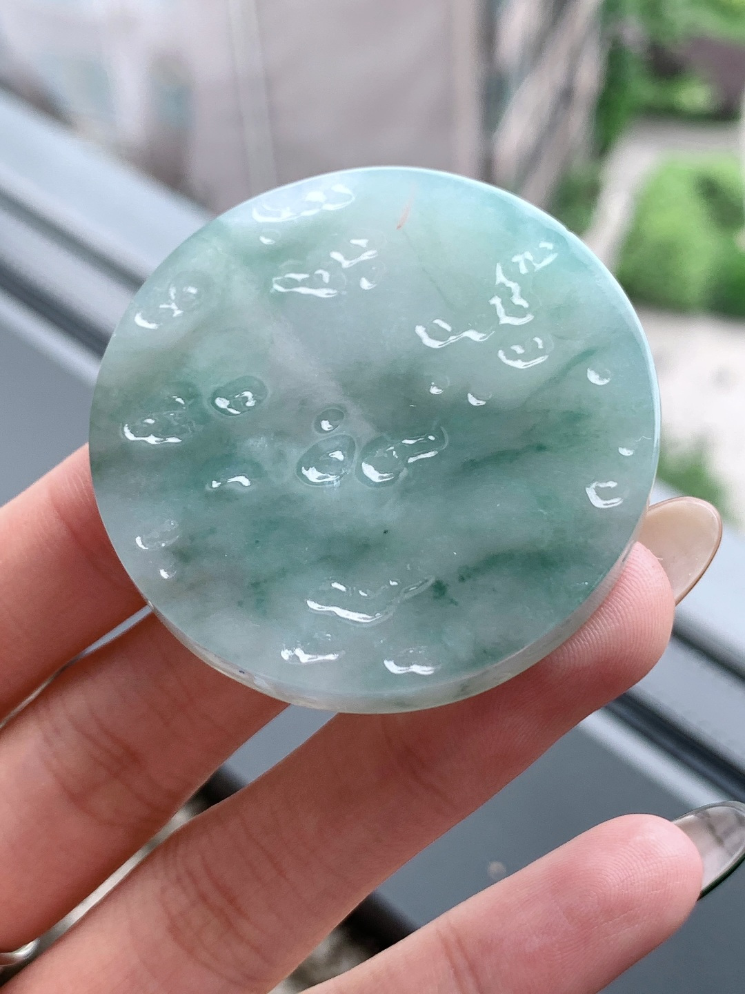 【材料】🫧 冰飘花/牌子料/镯心料/特色料 【题材】可做牌子、人物、山水、动物、花件……等推荐参考 【尺寸】48.4-7.3 【重量】43.9克 材料优选 · 云栖晴水凝清碧，风染浮花映玉圆。 ·冰糯种飘花翡翠圆牌料，质地莹润胶感透亮，晴水底色清透如溪，飘花如流云漫卷、似远山含黛，晕染出雨后初晴的空灵意境，可雕刻无事圆牌、山水牌或云纹题材，寓意圆满顺遂、清雅安然，佩戴间尽显温润内敛的东方气韵。
