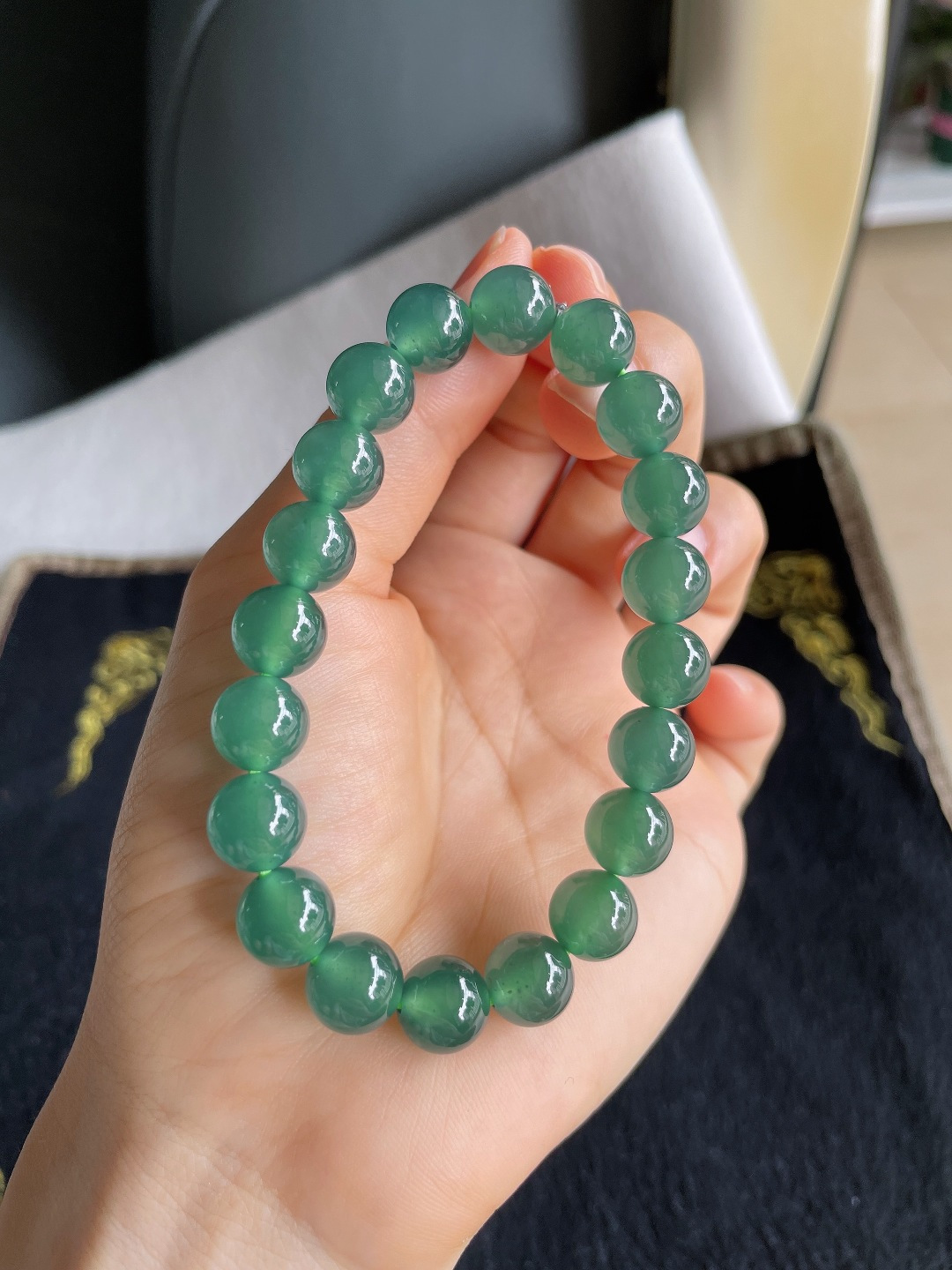 天然翡翠A货，冰蓝水手串，尺寸：9.8mm。【编3256】