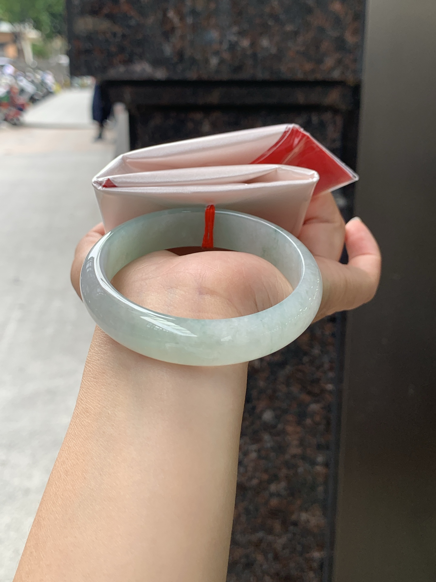 飘花正圈 58.3-14-7.1 0531-N858-1 无裂，底妆水润，蓝花灵动飘逸，勾勒出一幅唯美诗意的山水意境画，古典优雅又秀气
