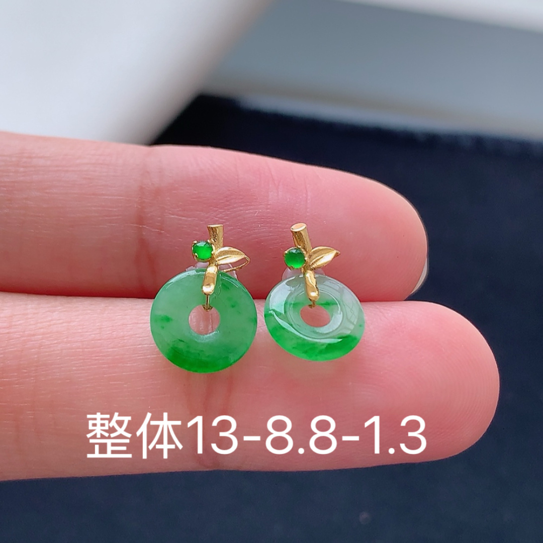 冰飘绿甜甜圈耳钉 翠色明媚，底子细腻莹润，佩戴清新优雅货号19529，13-8.8-1.3