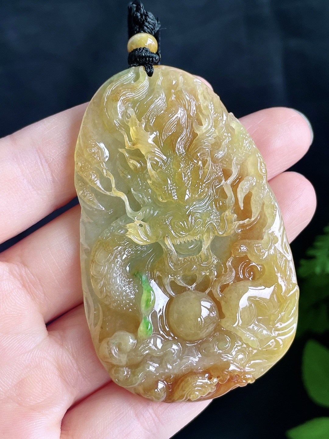 高冰黄翡龙牌飘绿花大龙牌吊坠 说明 缅料  性比高 飘花 尺寸 71.3-45-10.4 重量 52克