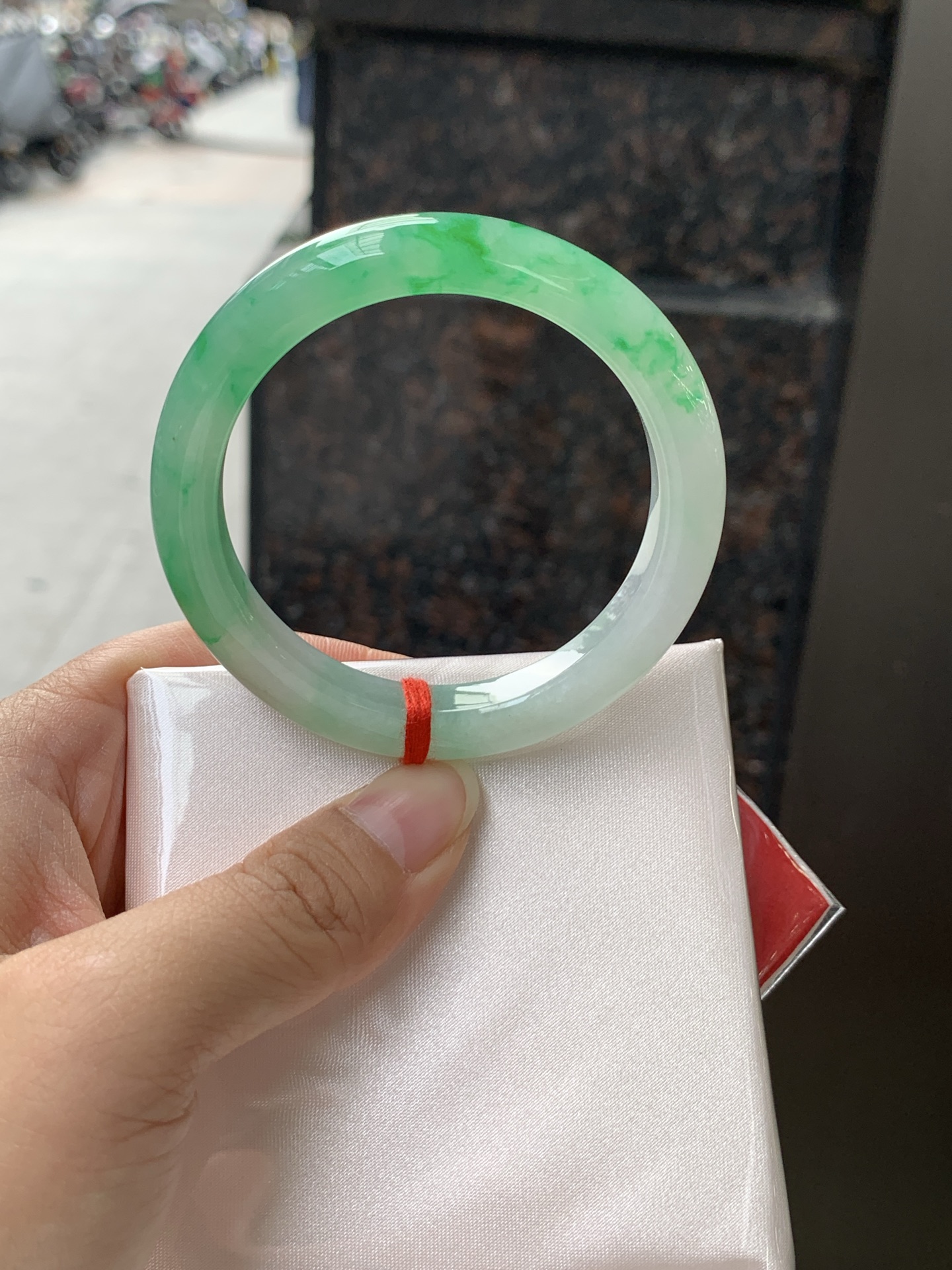 冰黄加绿正圈 0531-N857 打灯细纹，人间富贵黄加绿，它是翡翠中的代表，翡 为黄色，寓意财富，享尊贵，如同初升的太阳，散发着温暖的光芒，翠为绿色，似早春，如同春天的绿叶，充满生机与活力，恰似枯木逢春，象征着希望与繁荣。