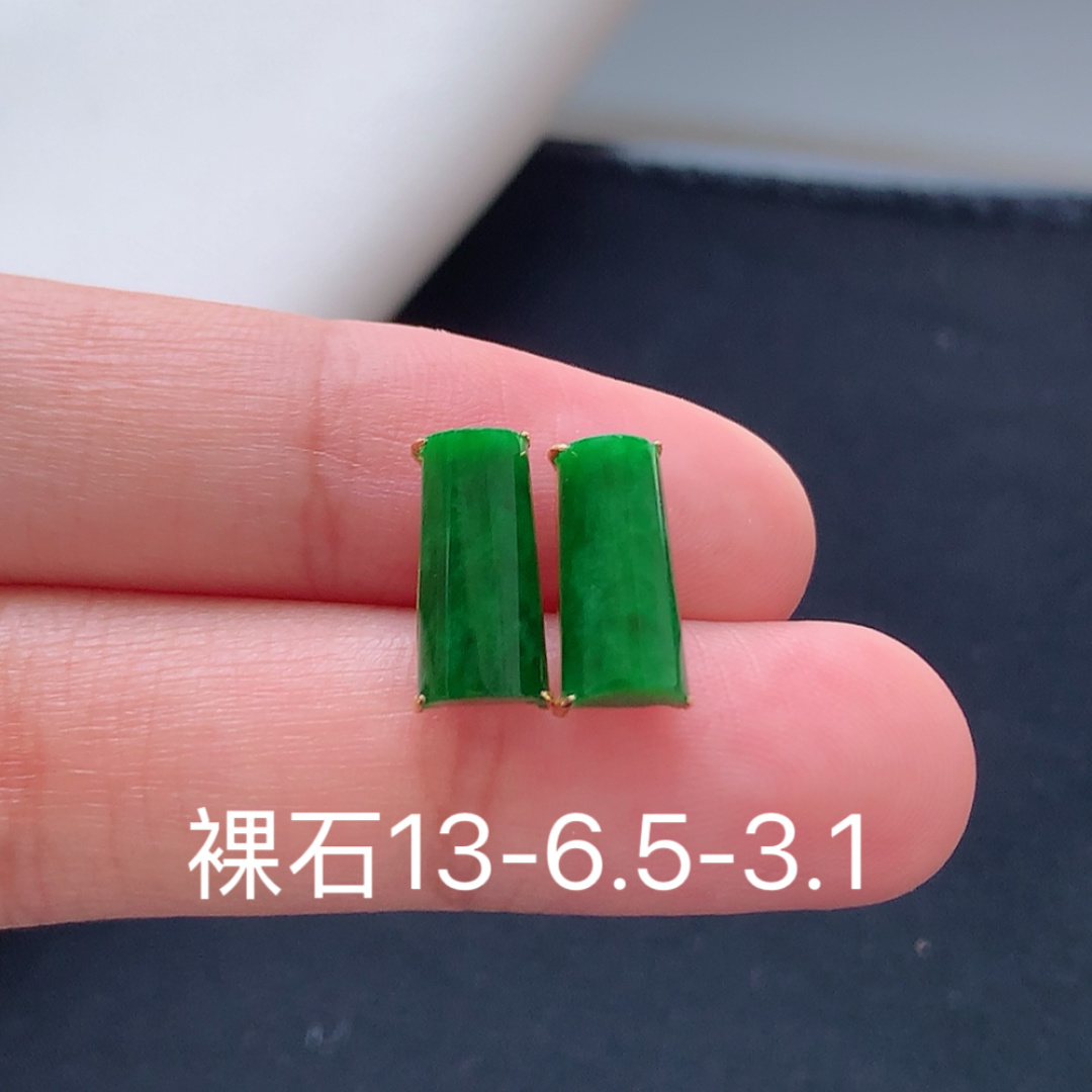 冰阳绿平安柱耳钉 色泽均匀，饱满水润细腻，佩戴简约迷人货号18529，13-6.5-3.1