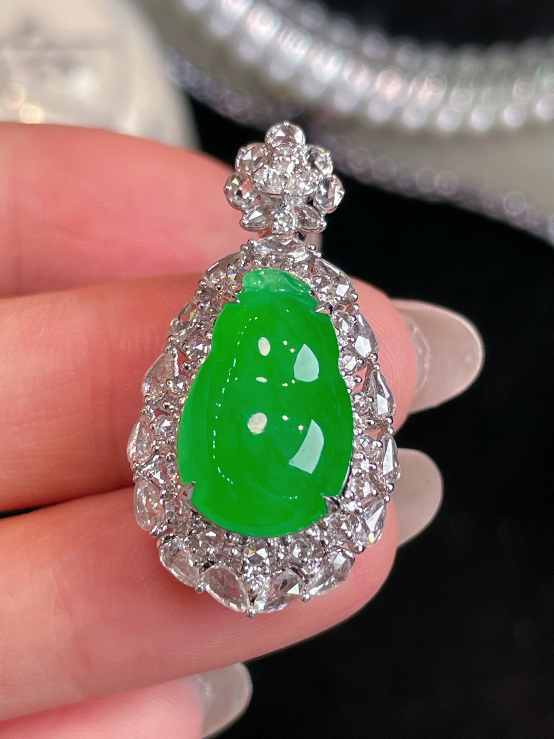 翡翠A货 葫芦吊坠 阳绿满色，料子冰润细腻，种老起光，18k金镶真钻，上身佩戴效果很好 尺寸如图，