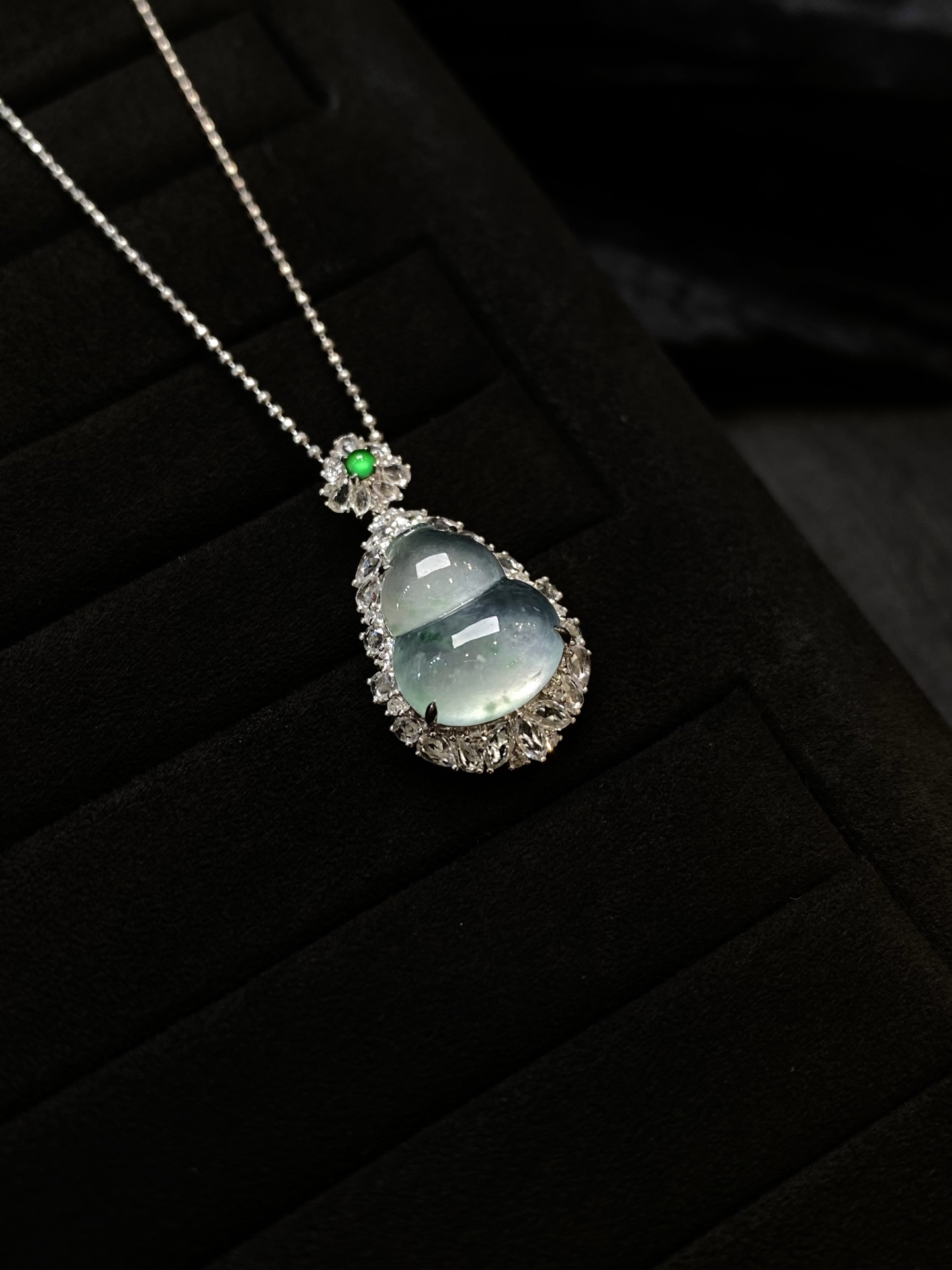 飘花葫芦吊坠·金 整·27.9-15.6-10.1mm 裸·14.1-12.1-5.2mm