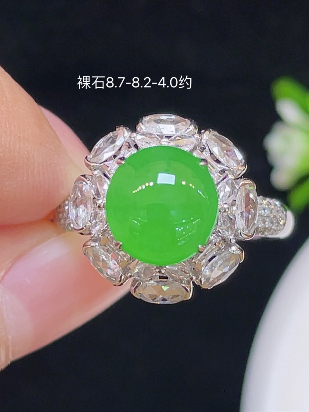 高冰阳绿，戒指，大件饱满，通透水润，玉质细腻，翠色鲜艳，18k金奢华钻石镶嵌️，8.7-8.2-4