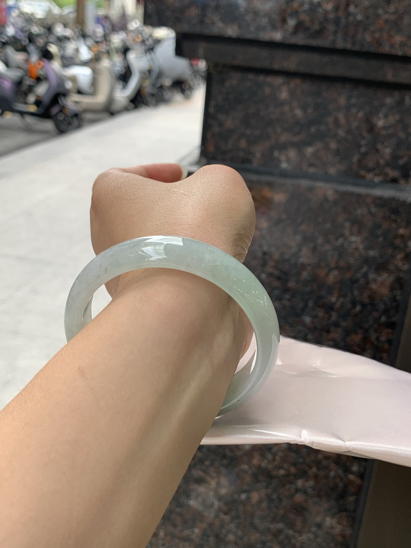 飘花正圈 58.3-14-7.1 0531-N858-1 无裂，底妆水润，蓝花灵动飘逸，勾勒出一幅唯美诗意的山水意境画，古典优雅又秀气