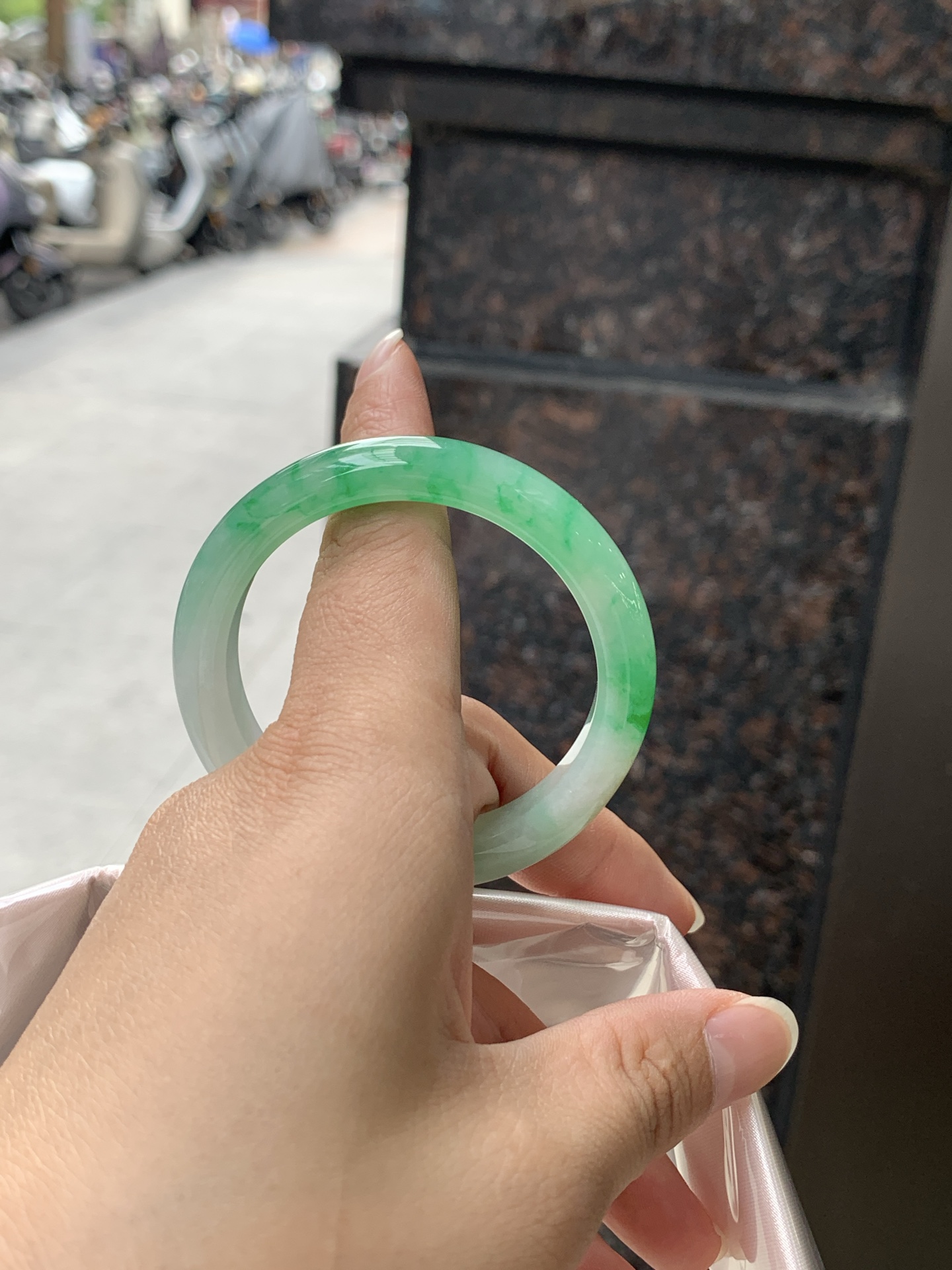 冰黄加绿正圈 0531-N857 打灯细纹，人间富贵黄加绿，它是翡翠中的代表，翡 为黄色，寓意财富，享尊贵，如同初升的太阳，散发着温暖的光芒，翠为绿色，似早春，如同春天的绿叶，充满生机与活力，恰似枯木逢春，象征着希望与繁荣。