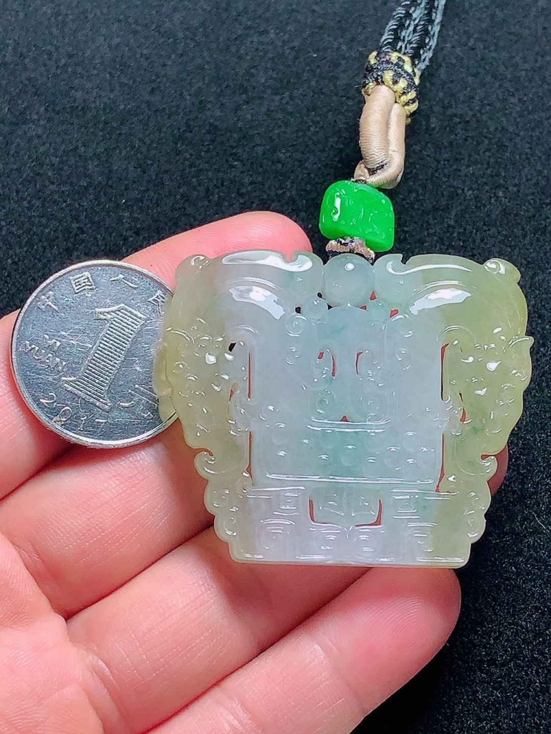 冰种飘黄翡博古牌子，种老水头好，又冰又润，饱满，尺寸：41/42.6/7.6mm