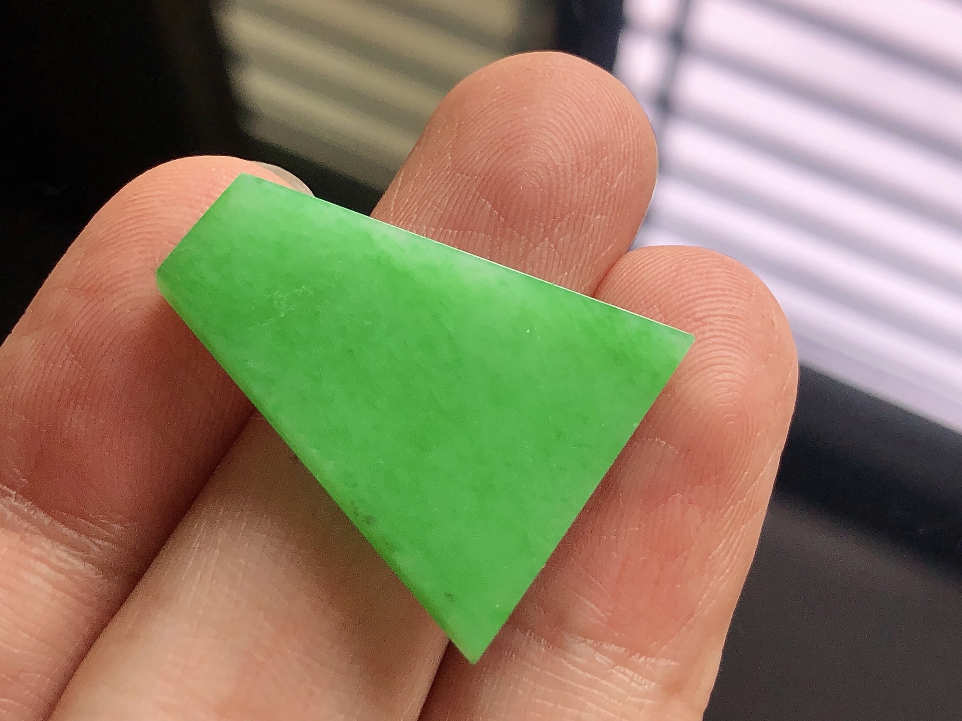 ️ 冰种阳绿无事牌， 色泽艳阳，通透水润，玉质细腻，夺目迷人，镶嵌效果，品相，无裂，尺寸27*22.2*2.8