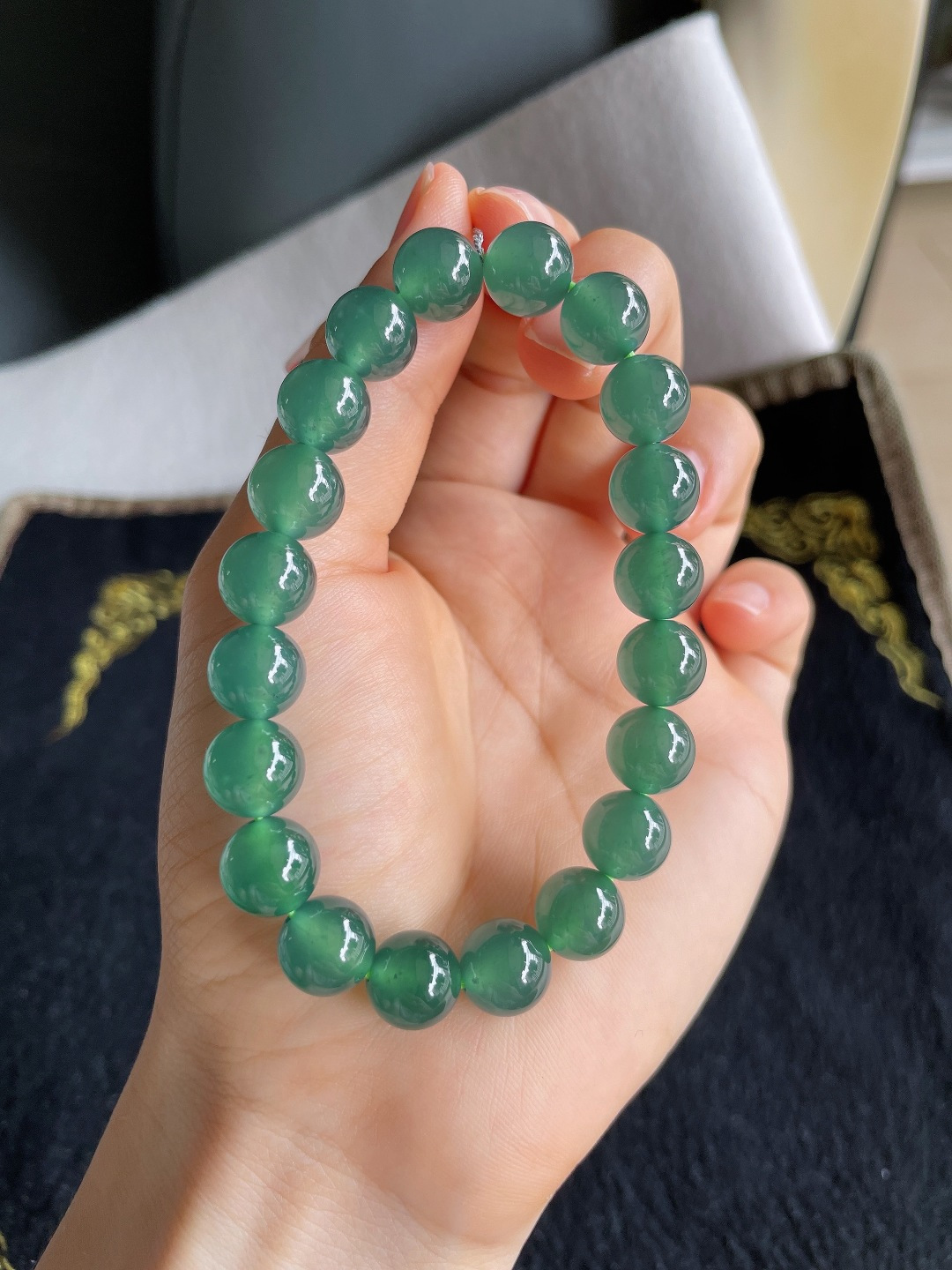 天然翡翠A货，冰蓝水手串，尺寸：9.8mm。【编3256】