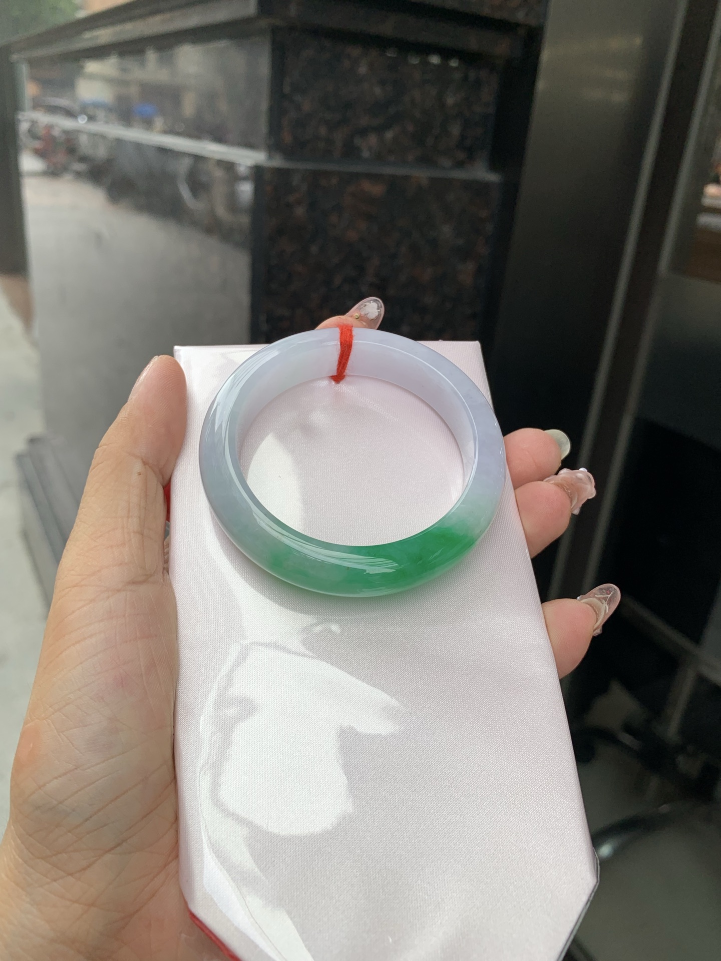 阳绿白底青正圈 51-8-12.3 0531-N864 打灯长纹，底妆冰润，半圈阳绿点缀腕间风华，干净纯净的底色上，一抹翠色肆意流淌，宛如春日里的繁华盛景