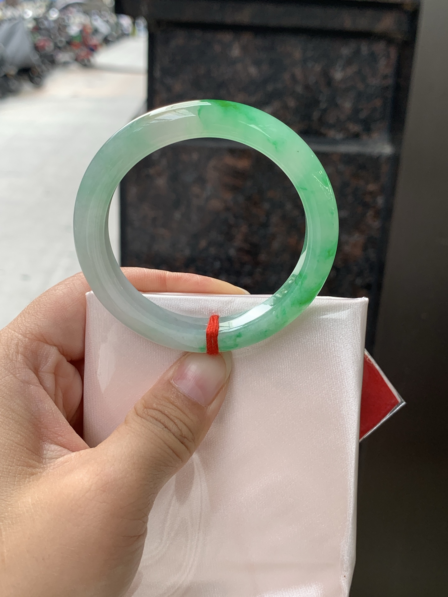 冰黄加绿正圈 0531-N857 打灯细纹，人间富贵黄加绿，它是翡翠中的代表，翡 为黄色，寓意财富，享尊贵，如同初升的太阳，散发着温暖的光芒，翠为绿色，似早春，如同春天的绿叶，充满生机与活力，恰似枯木逢春，象征着希望与繁荣。