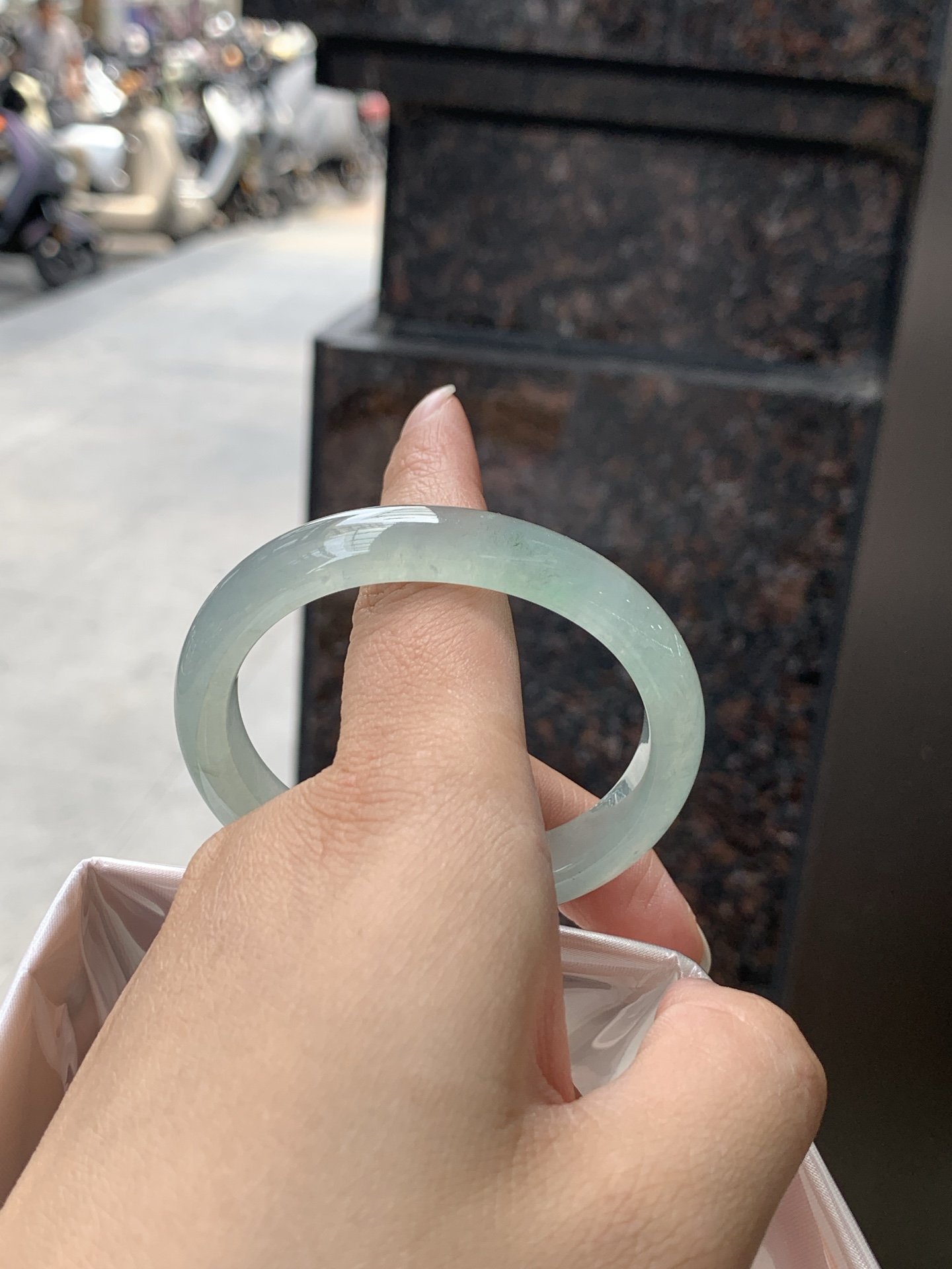冰晴贵妃 0531-N863 打灯细纹，不影响，底妆冰透，清爽耐看的均匀晴底，夏季美好的冰凉感，时而晴而晴蓝，随光线变化如梦如幻