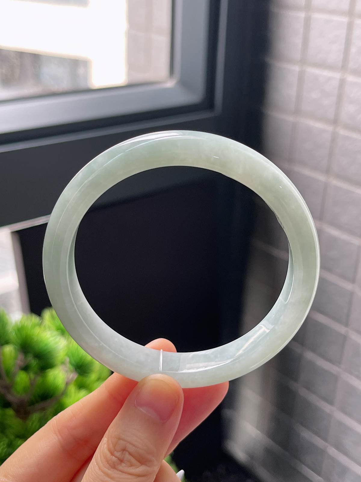 正圈60圈口，翡翠糯化种淡绿色手镯