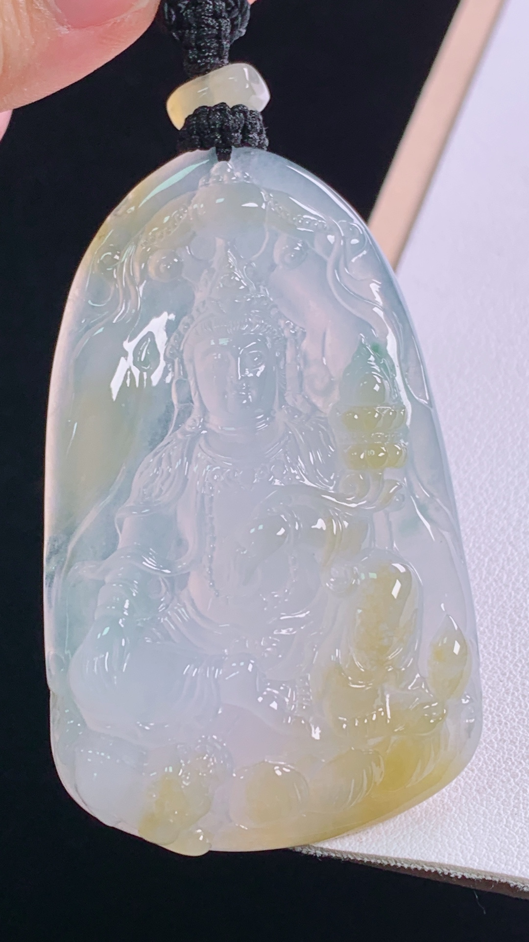 冰黄观音菩萨 天然黄翡，晶莹剔透，无裂 尺寸:65.5-40.8-10.7mm 29