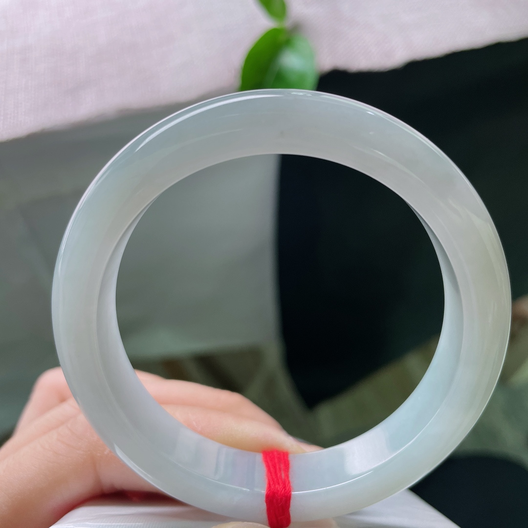 55.8/12.4/8.2，淡绿底正圈，浅笑轻柔，柔亮细腻，佩戴温婉娴雅，无裂，ss51581a