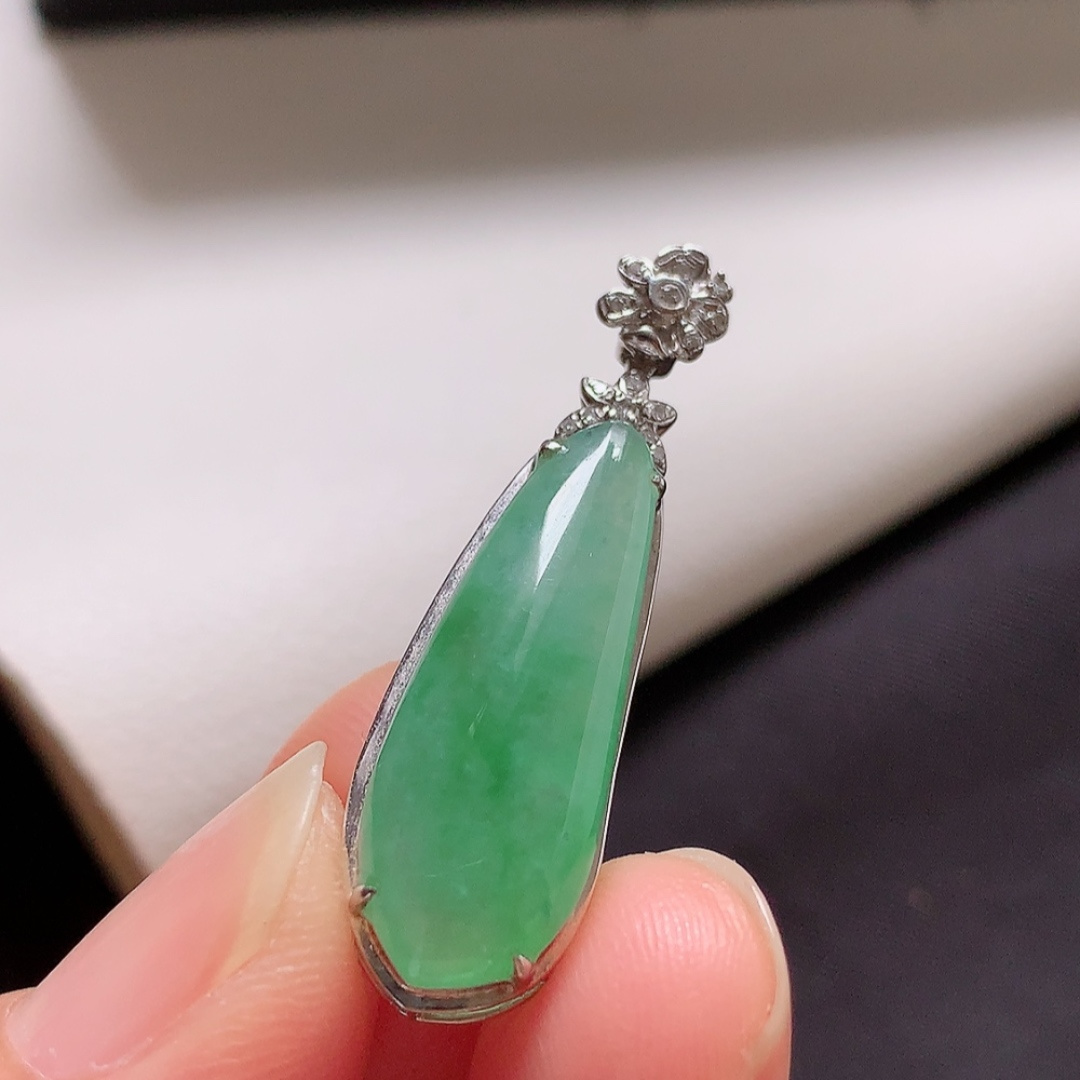 冰飘绿福瓜吊坠。种老色阳，饱满底子细腻，佩戴吉祥美好货号35530，25.4-9.3