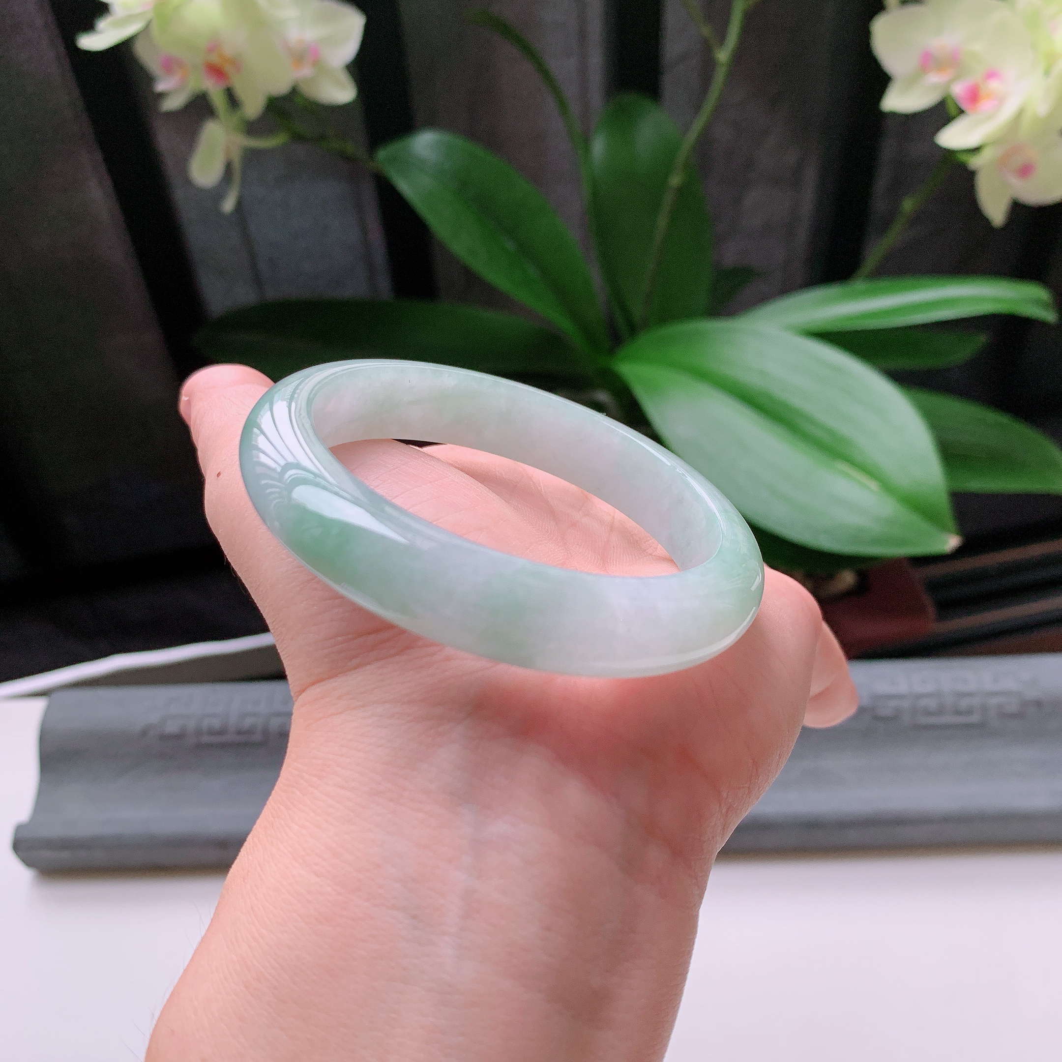 正圈56圈口，天然A货翡翠冰糯种水润飘绿玉手镯，水润秀丽，飘花灵动，种水十足，视觉甜美可人，恰到好处的美，十分高雅耐看，条形优美，上手优雅大方。55.12