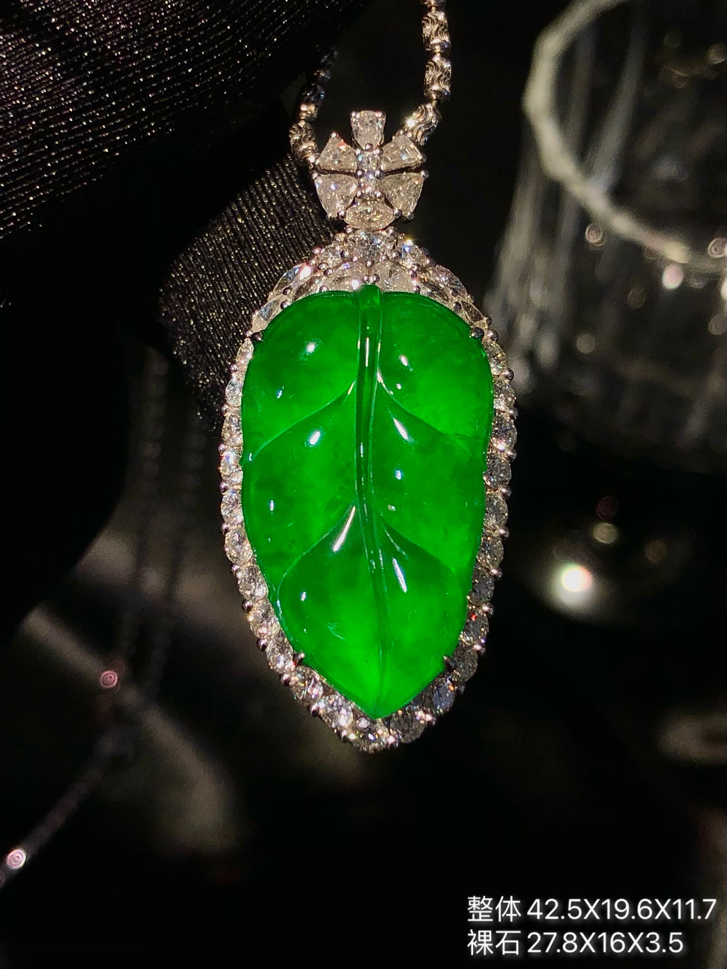 ️玻璃种阳绿叶子吊坠 种水色佳，通透起荧光，满满胶感，色阳形体饱满，大钻围镶，戴上贵气十足整体42