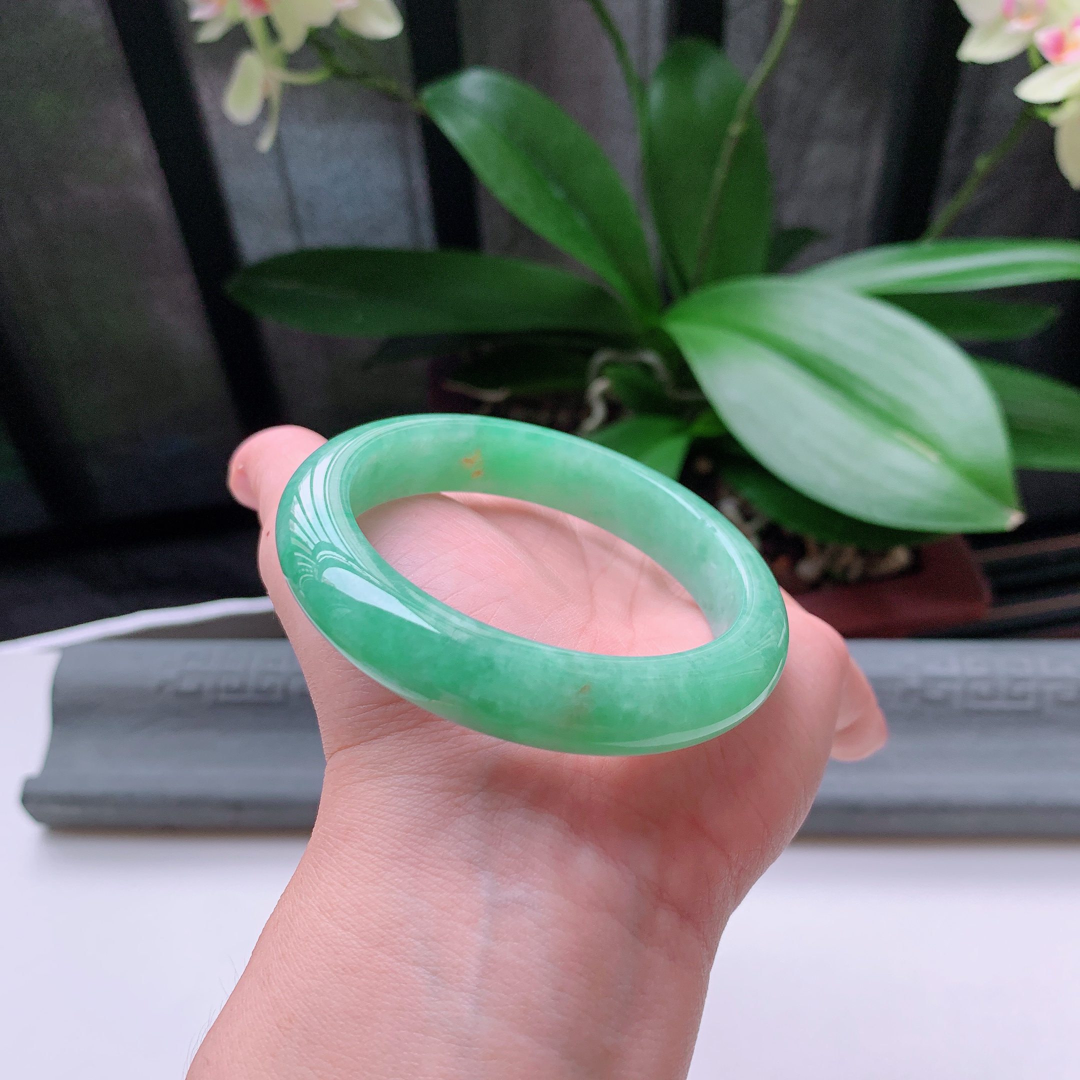 正圈56圈口，天然A货翡翠冰糯种水润飘绿玉手镯，水润秀丽，飘花灵动，种水十足，视觉甜美可人，恰到好处的美，十分高雅耐看，条形优美，上手优雅大方。60.36
